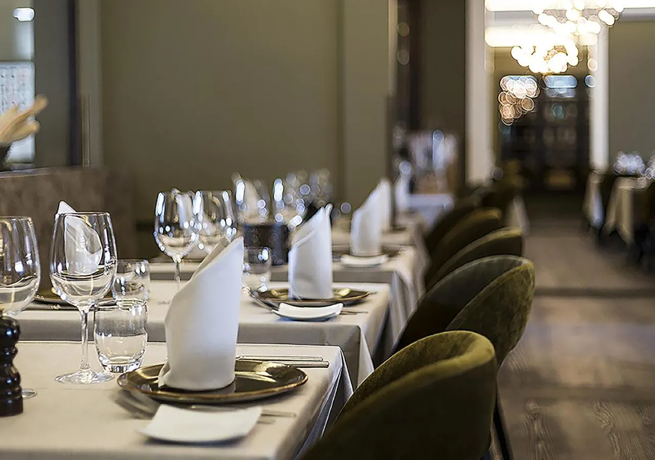 Restaurant/places to eat in Hotel Kong Arthur