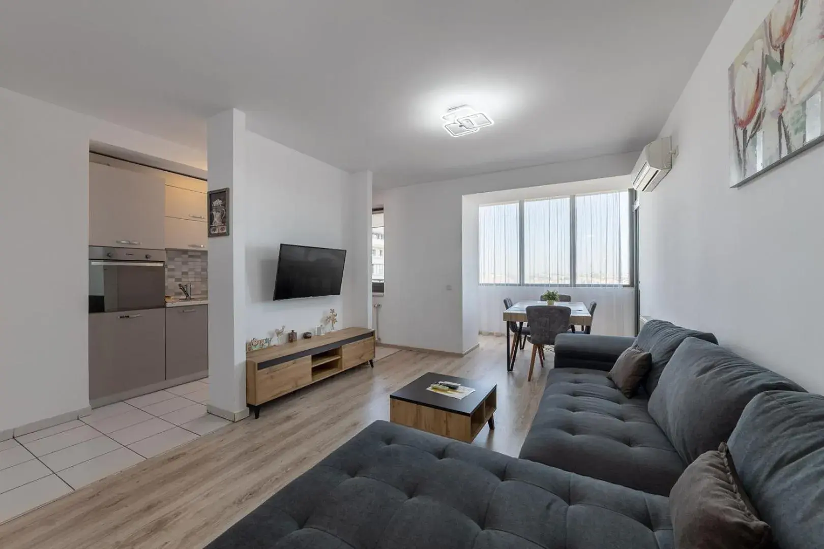 Superior One-Bedroom Apartment with Balcony in Monaco Grand Apartments By CityBookings Superior One-Bedroom Apartment with Balcony in Monaco Grand Apartments By CityBookings