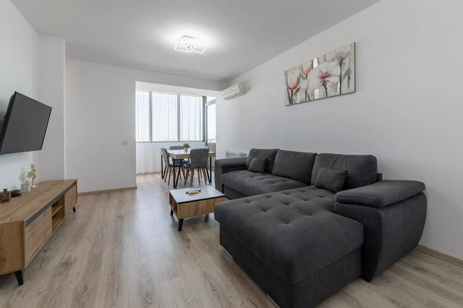 Superior One-Bedroom Apartment with Balcony in Monaco Grand Apartments By CityBookings Superior One-Bedroom Apartment with Balcony in Monaco Grand Apartments By CityBookings
