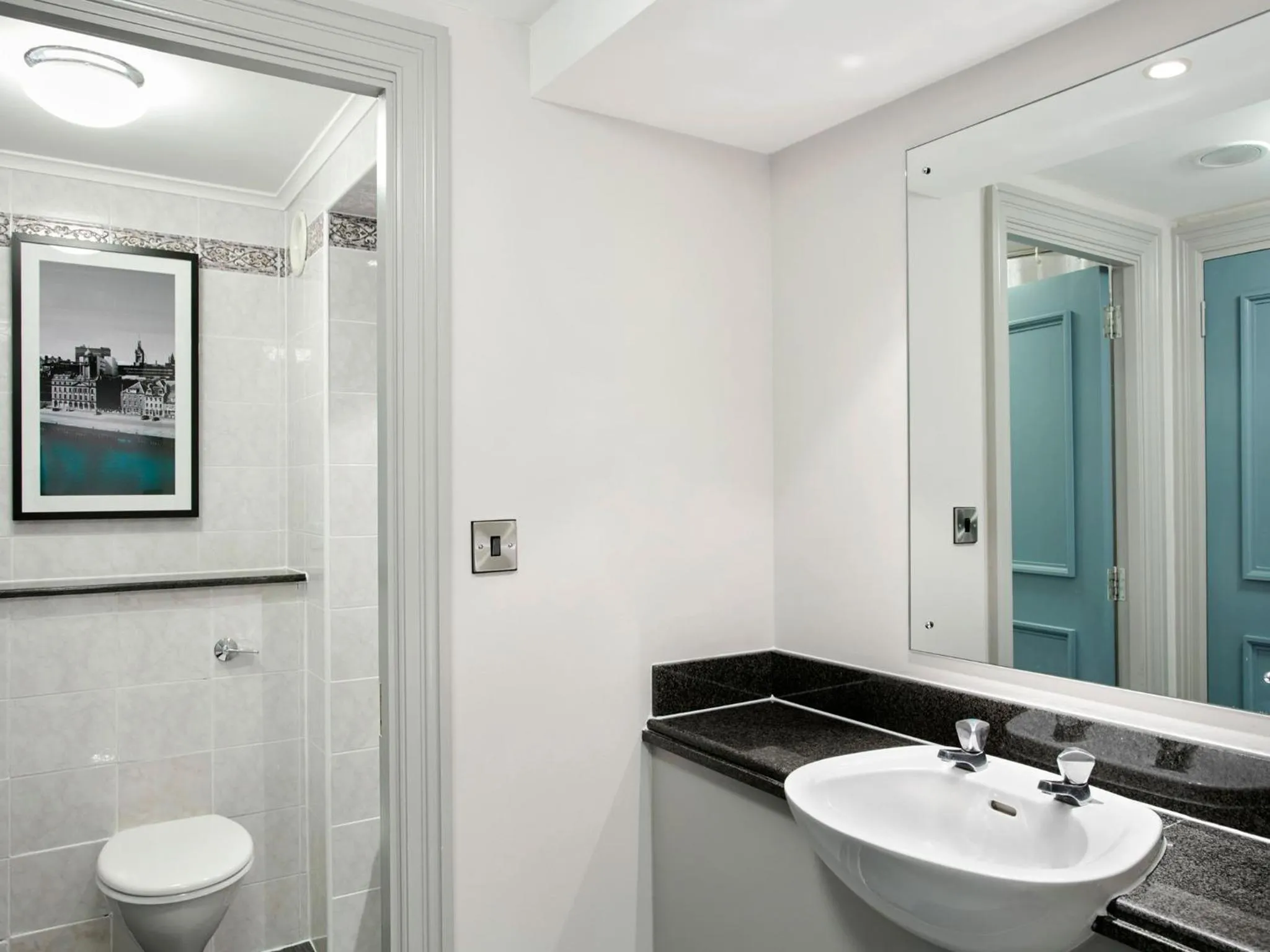 Bathroom in Leonardo Hotel and Conference Venue Aberdeen Airport