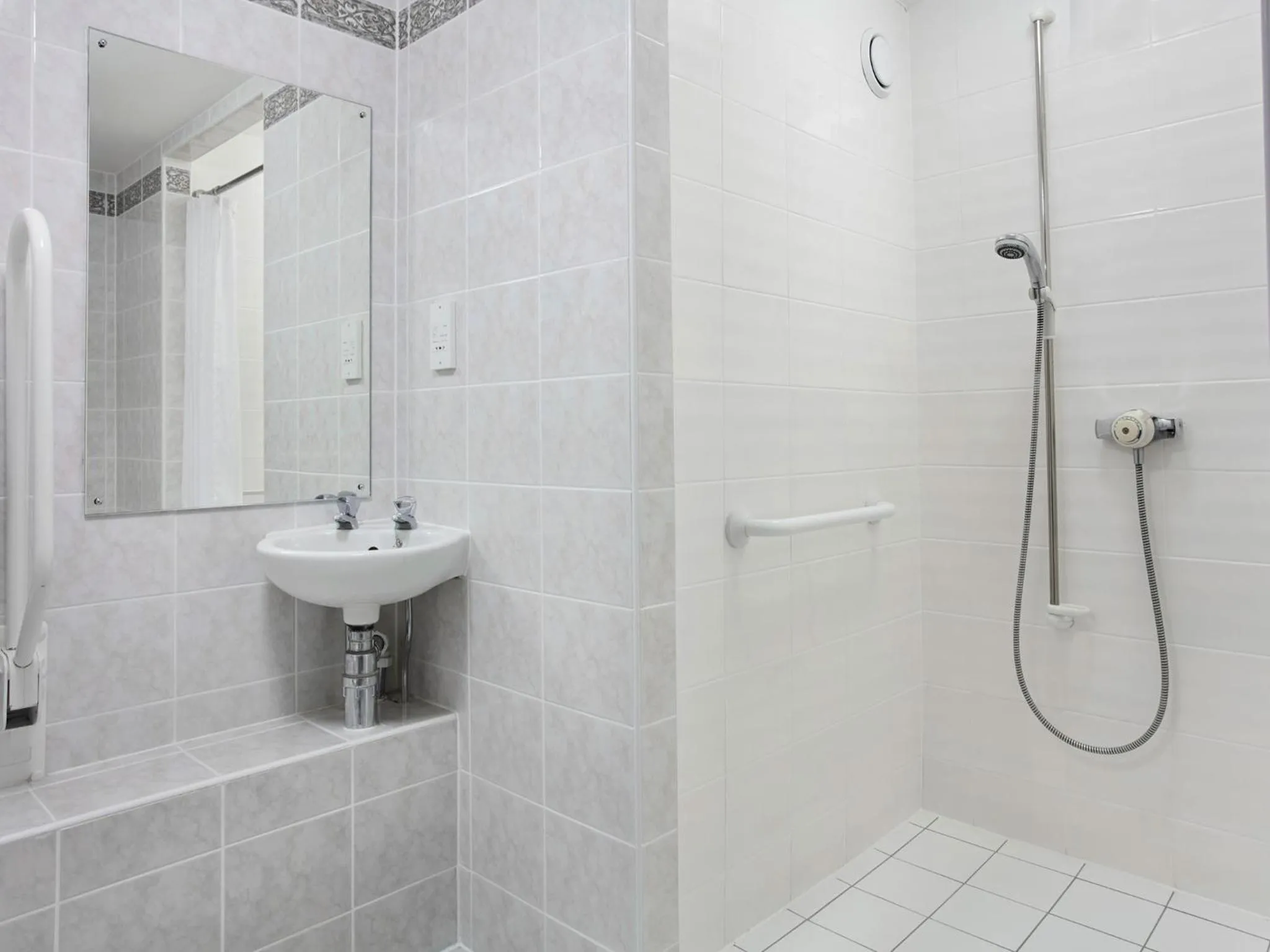 Bathroom in Leonardo Hotel and Conference Venue Aberdeen Airport