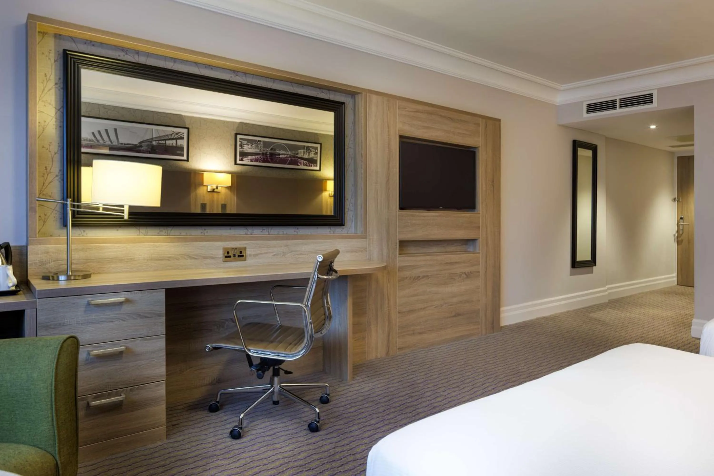 Photo of the whole room, Bed in DoubleTree by Hilton Glasgow Central