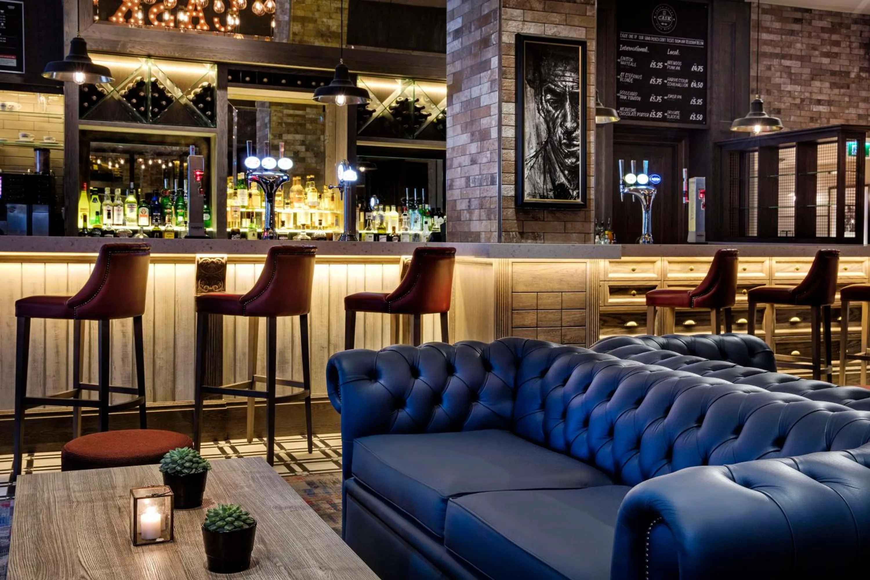 Lounge or bar in DoubleTree by Hilton Glasgow Central