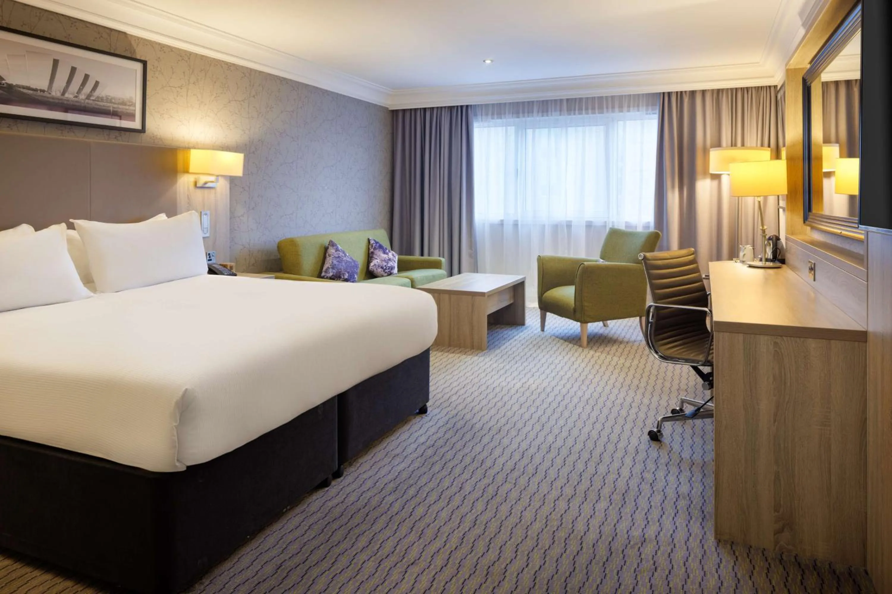 Photo of the whole room, Bed in DoubleTree by Hilton Glasgow Central