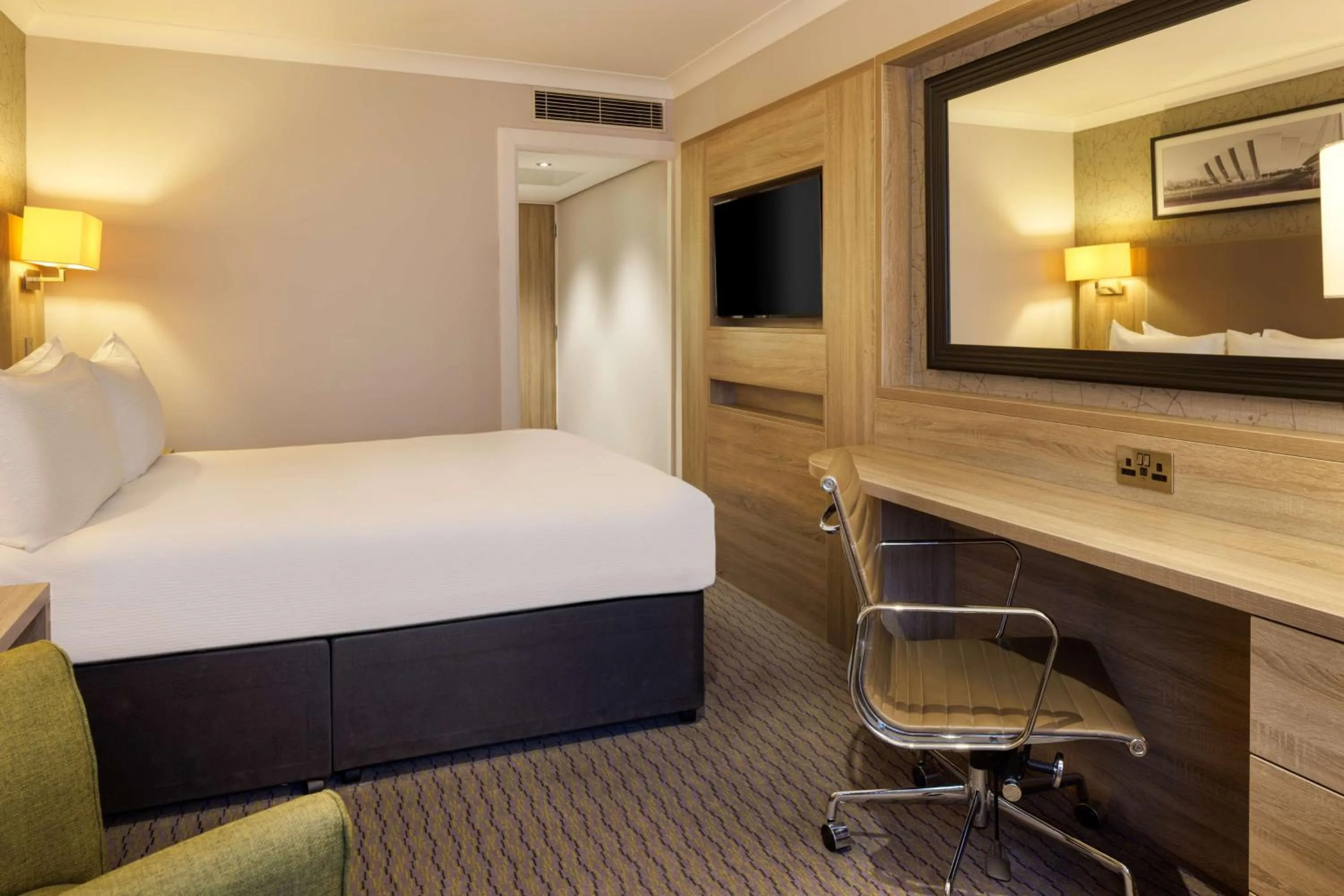 Photo of the whole room, Bed in DoubleTree by Hilton Glasgow Central