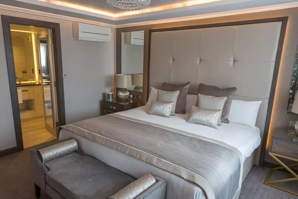 Bed in Riverside Lodge Hotel