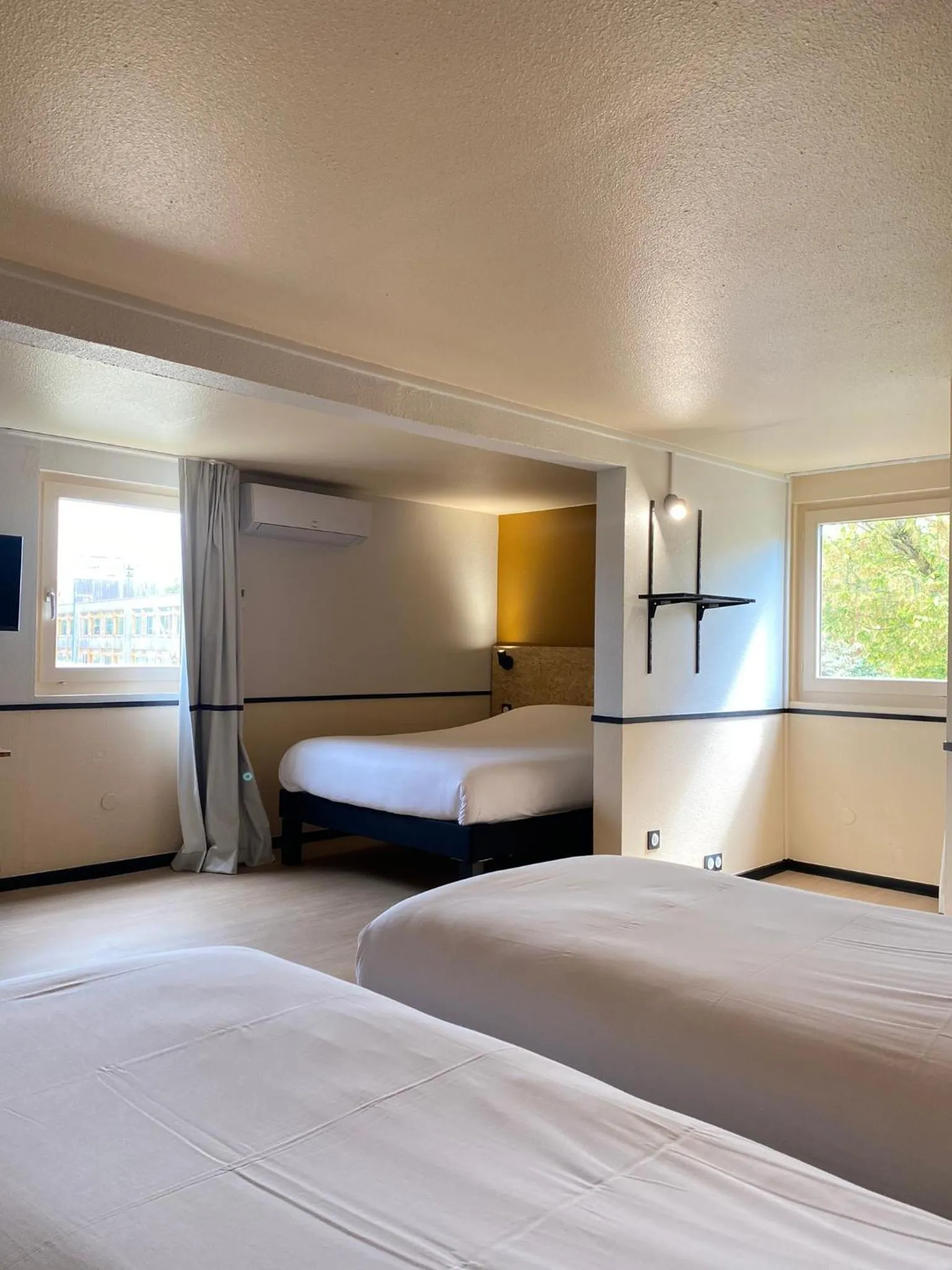 Bedroom, Bed in Greet Hôtel Villeneuve la Garenne - rénové