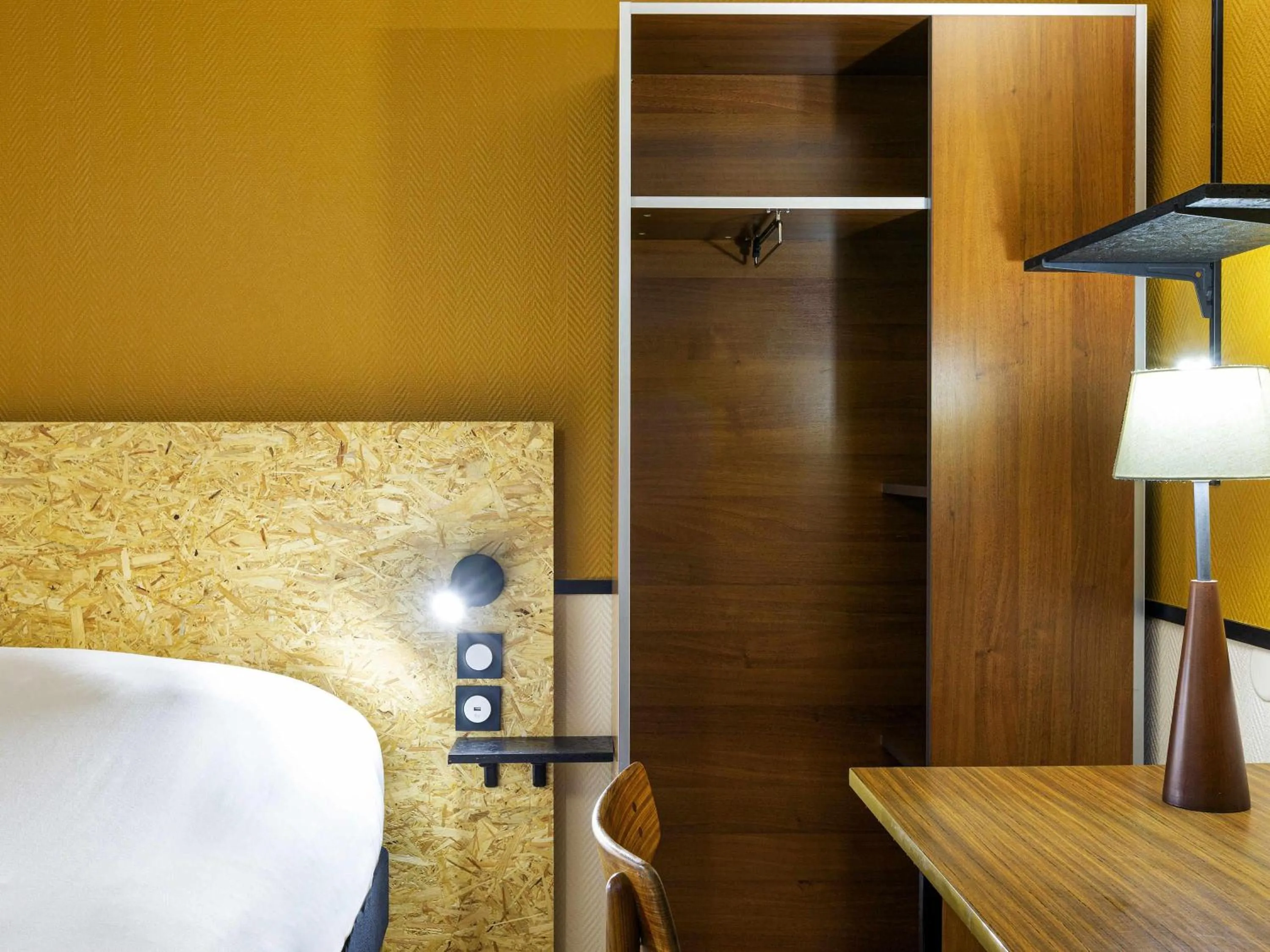 Bedroom, Bed in Greet Hôtel Villeneuve la Garenne - rénové