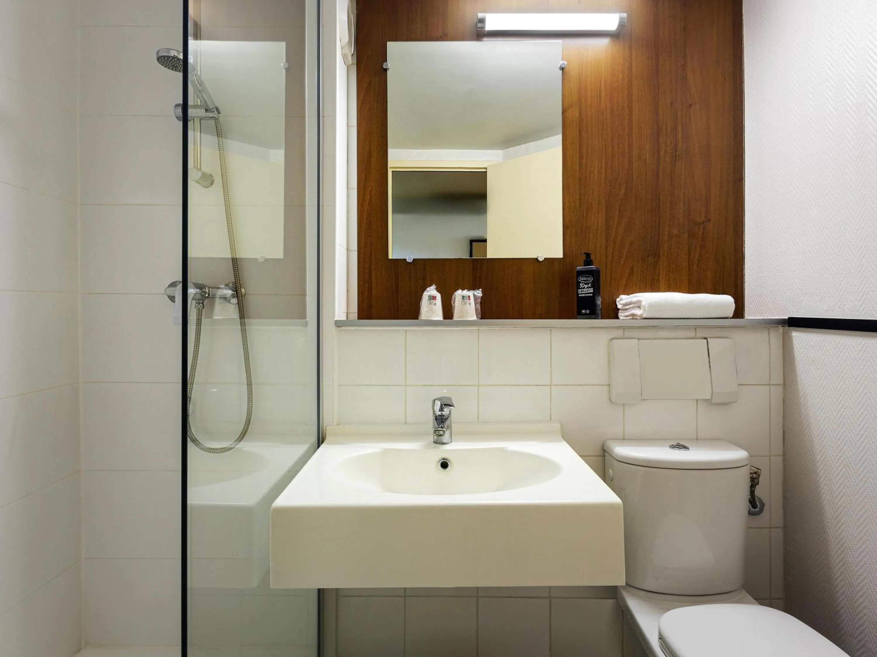 Bedroom in Greet Hôtel Villeneuve la Garenne - rénové