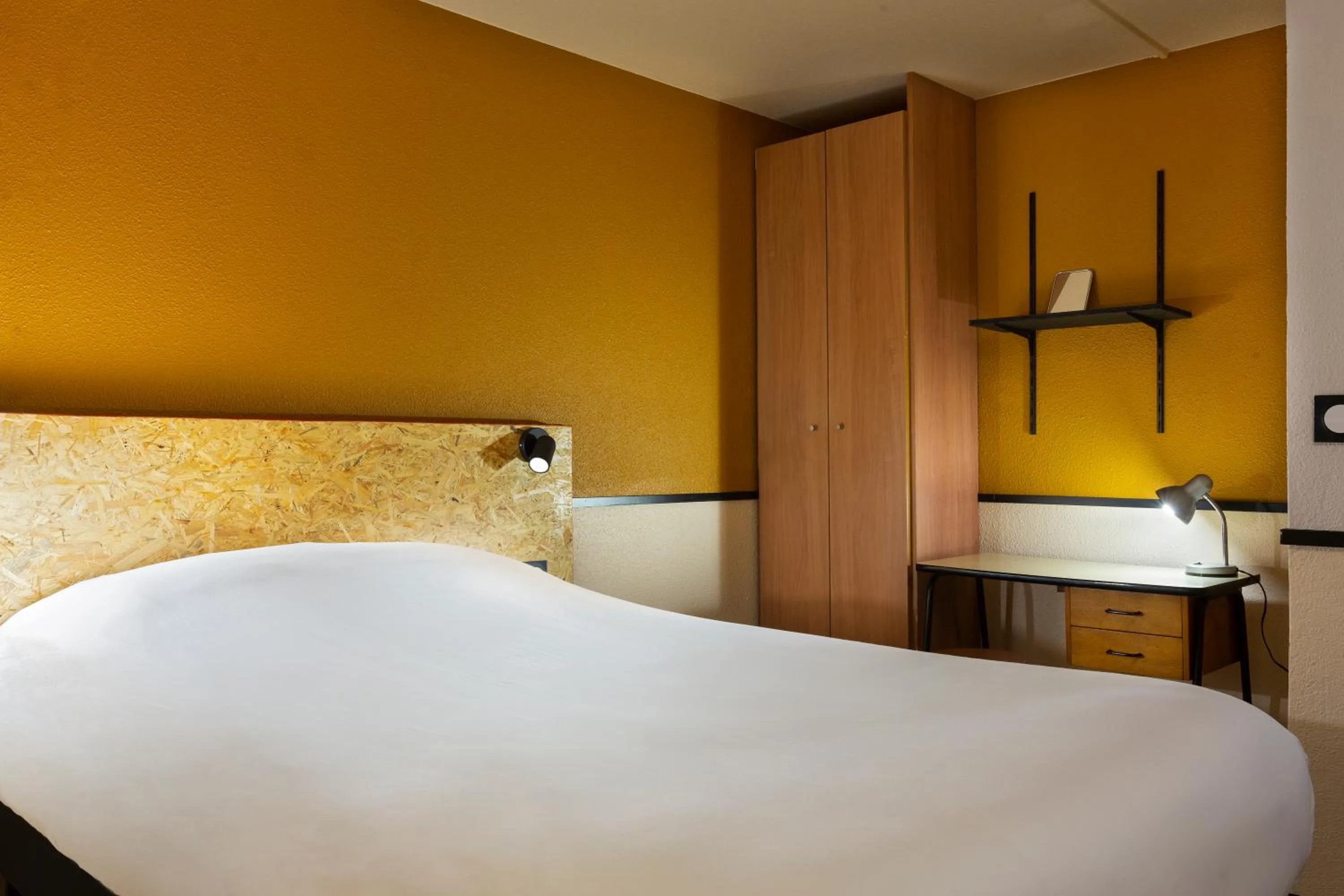 Bed in Greet Hôtel Villeneuve la Garenne - rénové