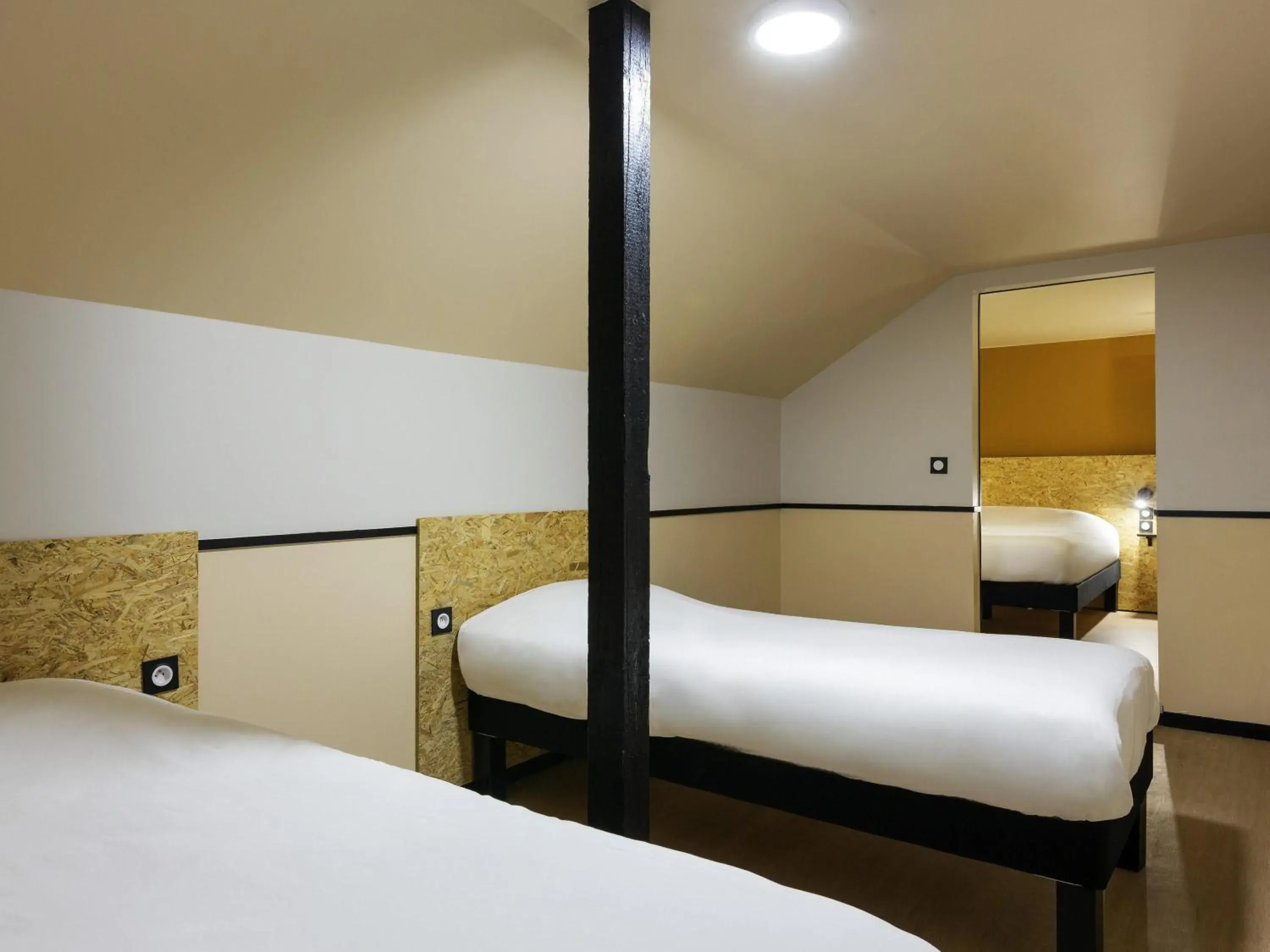 Bedroom, Bed in Greet Hôtel Villeneuve la Garenne - rénové Bedroom, Bed in Greet Hôtel Villeneuve la Garenne - rénové