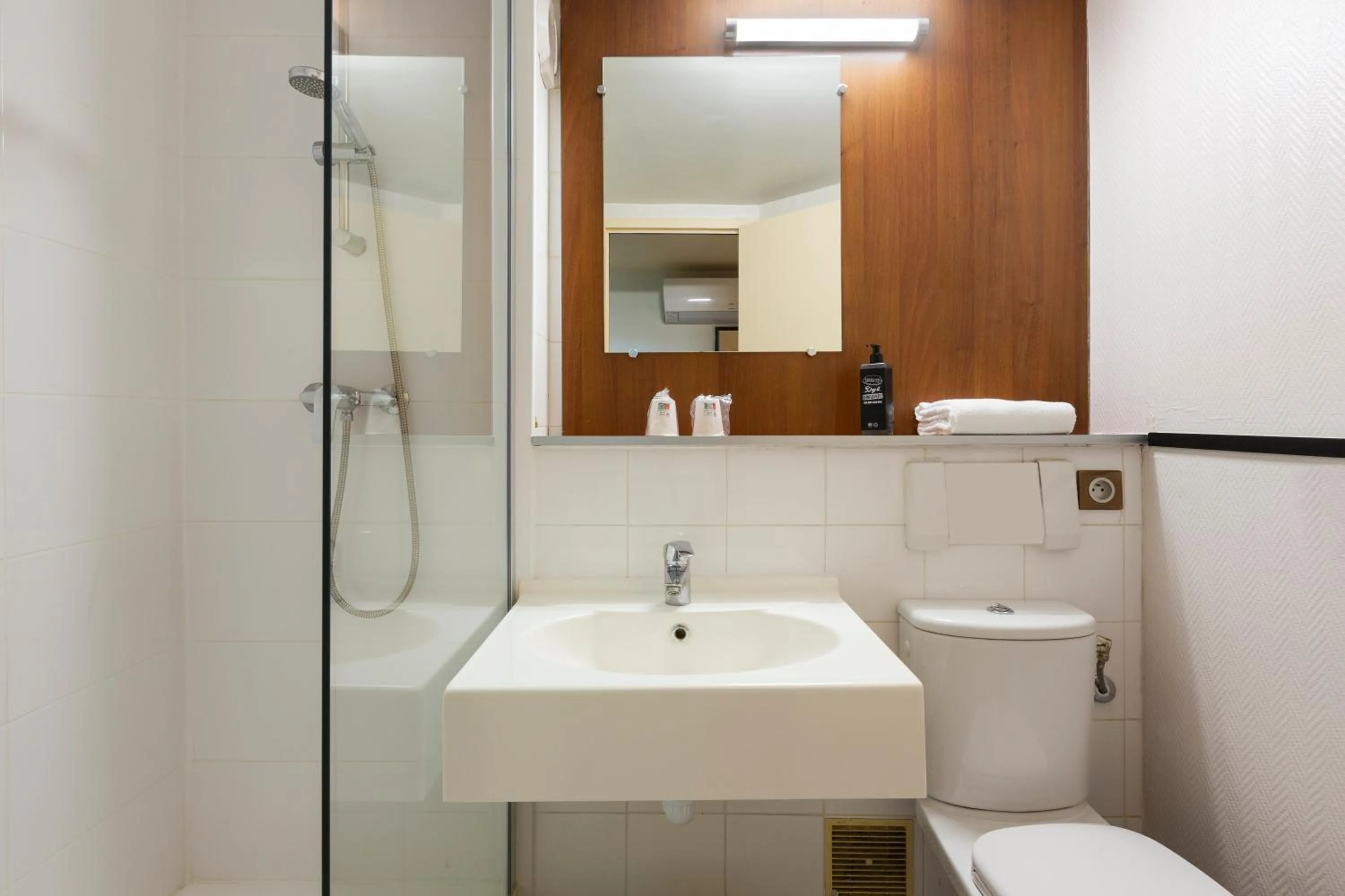 Bathroom in Greet Hôtel Villeneuve la Garenne - rénové