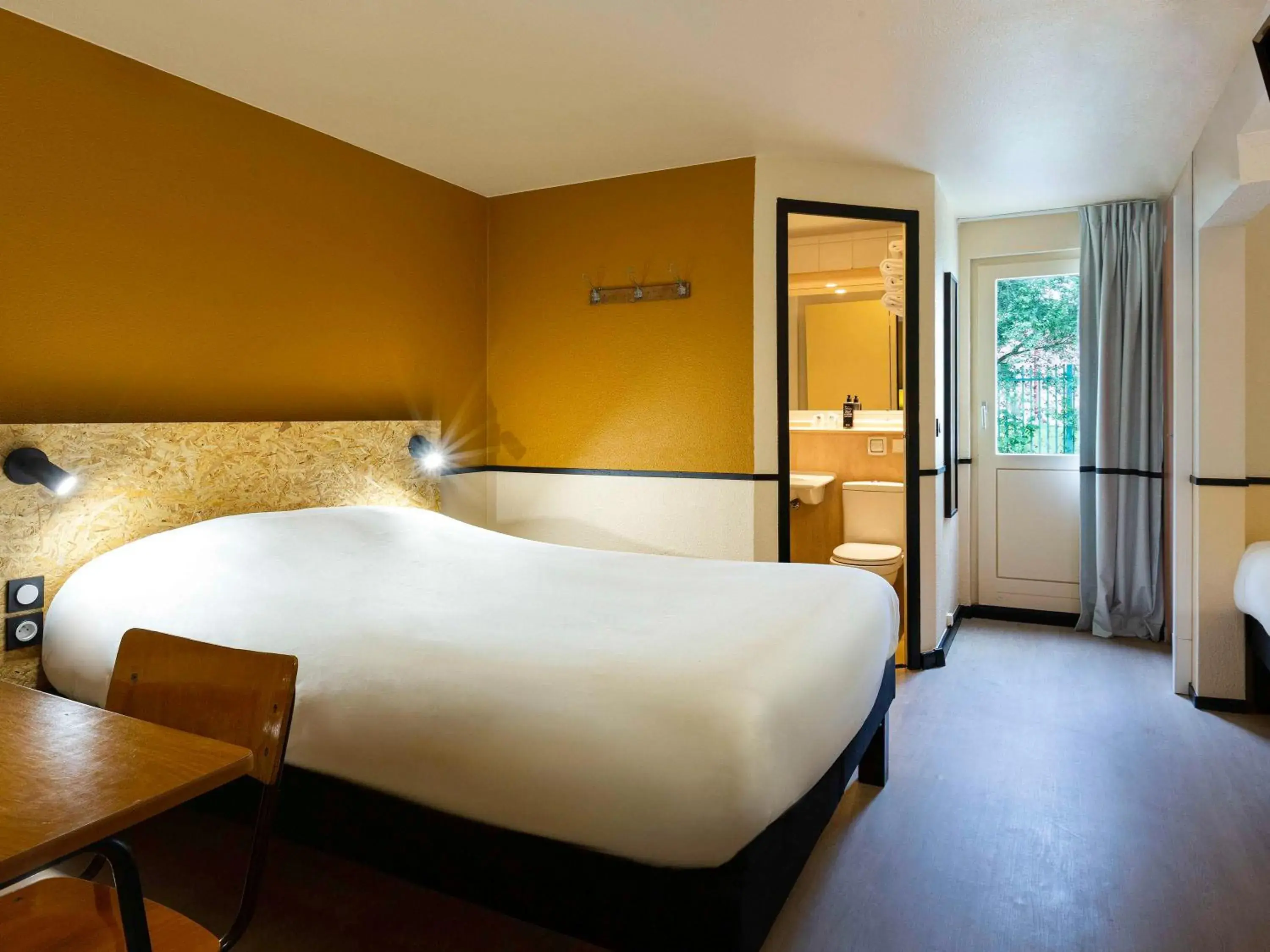 Bedroom, Bed in Greet Hôtel Villeneuve la Garenne - rénové Bedroom, Bed in Greet Hôtel Villeneuve la Garenne - rénové