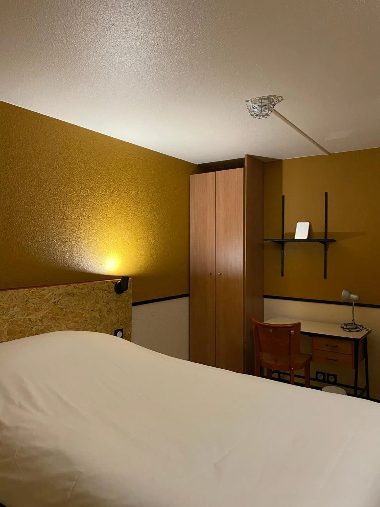 Bedroom, Bed in Greet Hôtel Villeneuve la Garenne - rénové