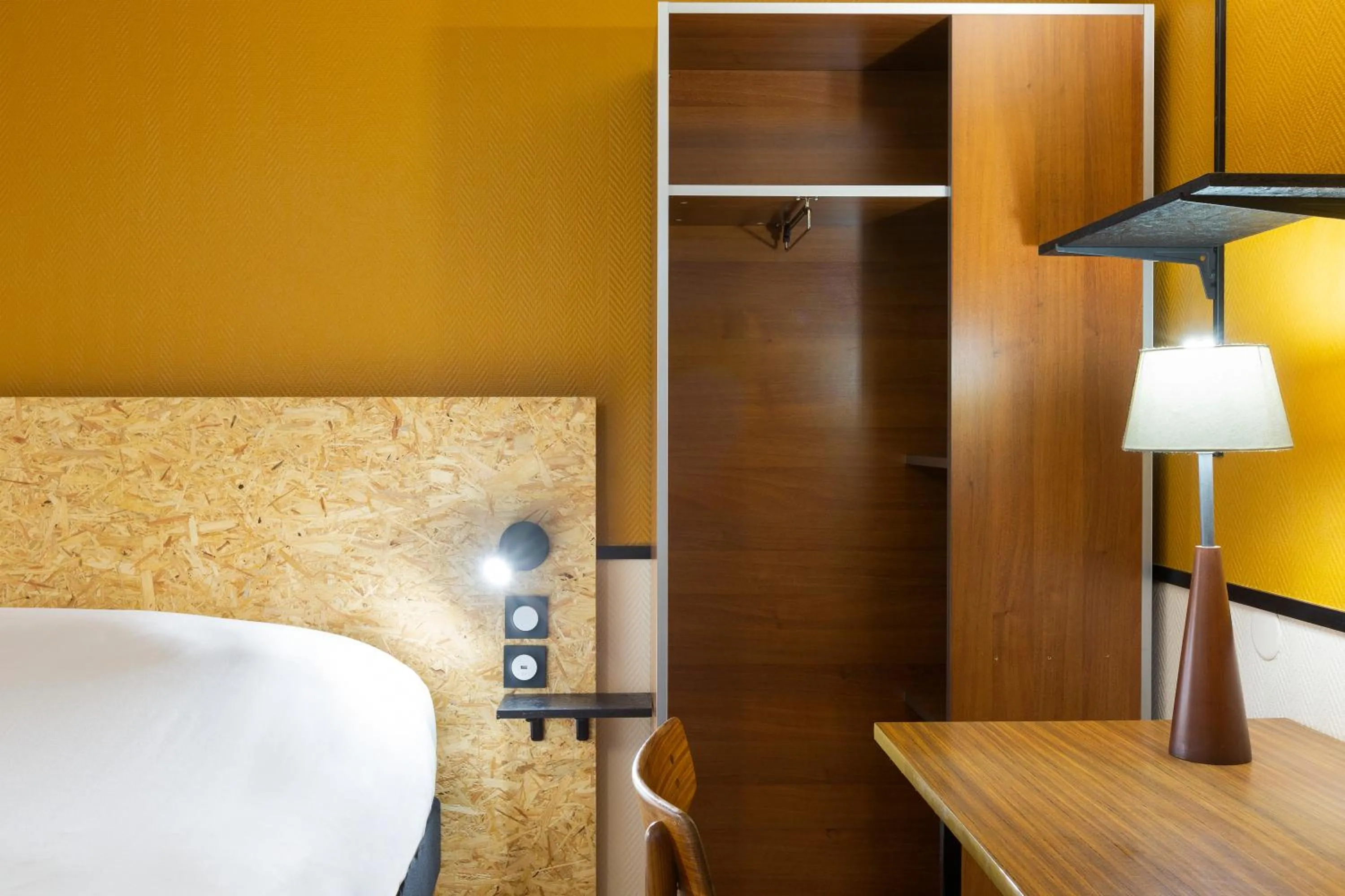 Seating area, Bed in Greet Hôtel Villeneuve la Garenne - rénové