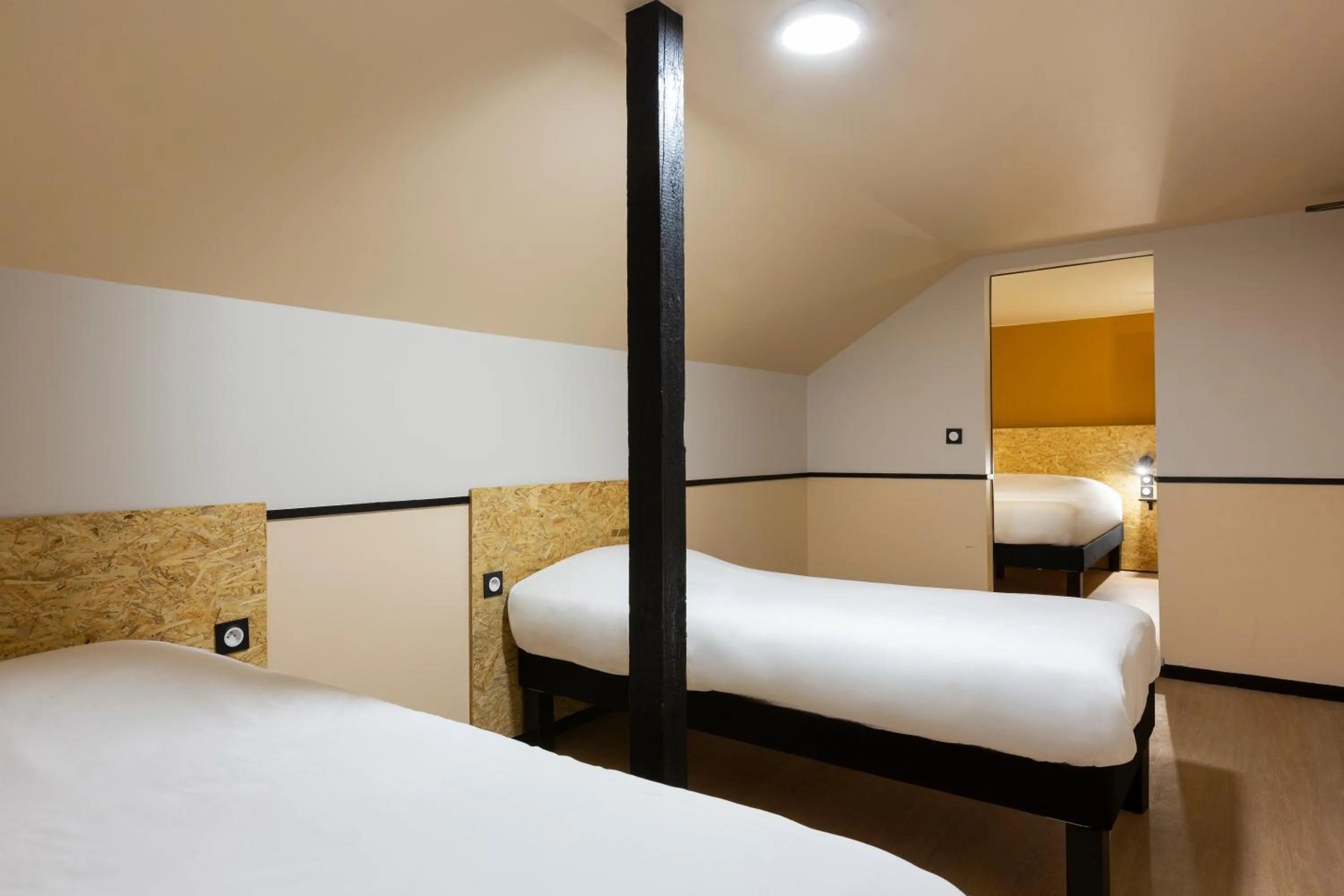 Bedroom, Bed in Greet Hôtel Villeneuve la Garenne - rénové