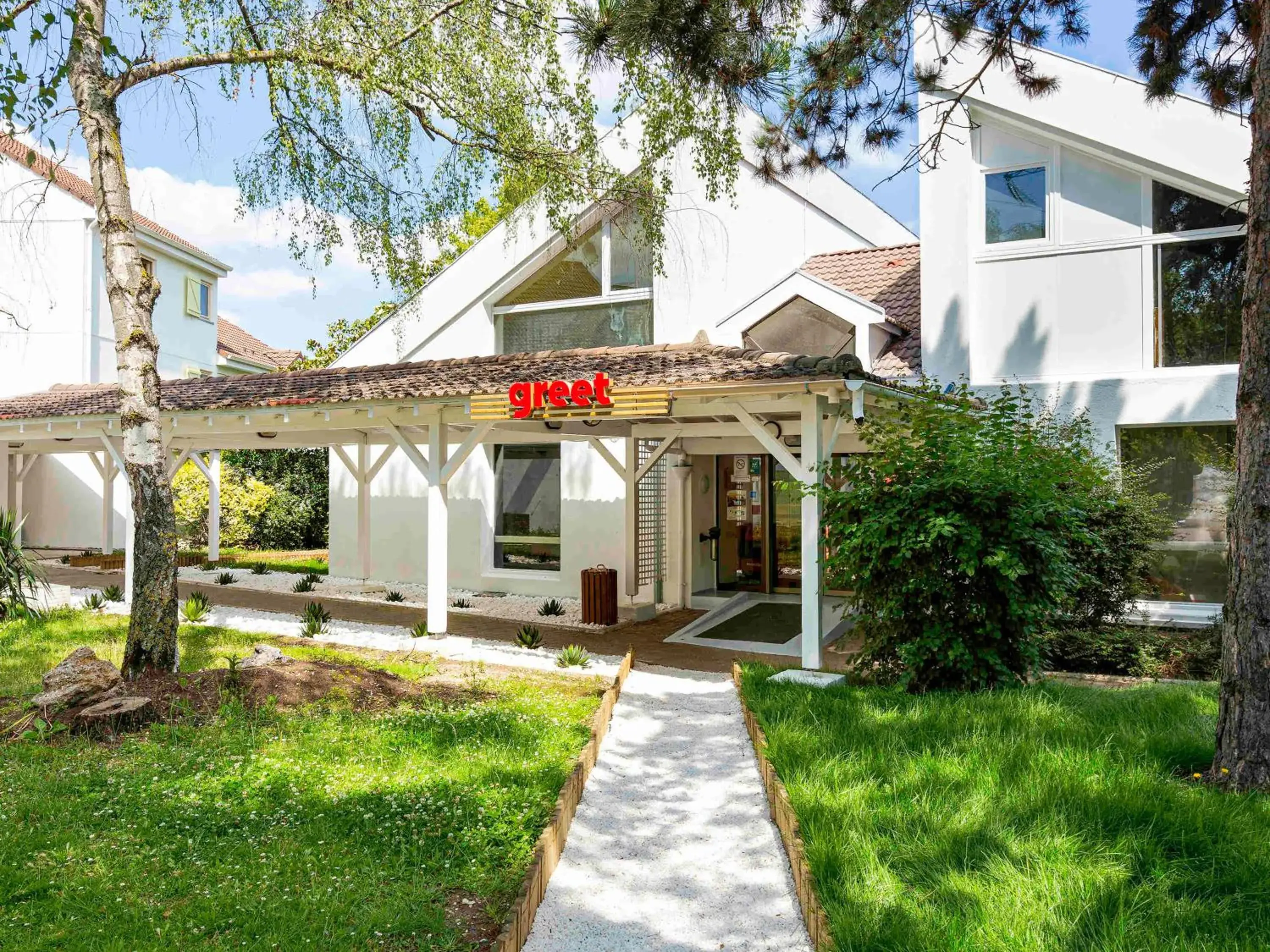 Property building in Greet Hôtel Villeneuve la Garenne - rénové Property building in Greet Hôtel Villeneuve la Garenne - rénové