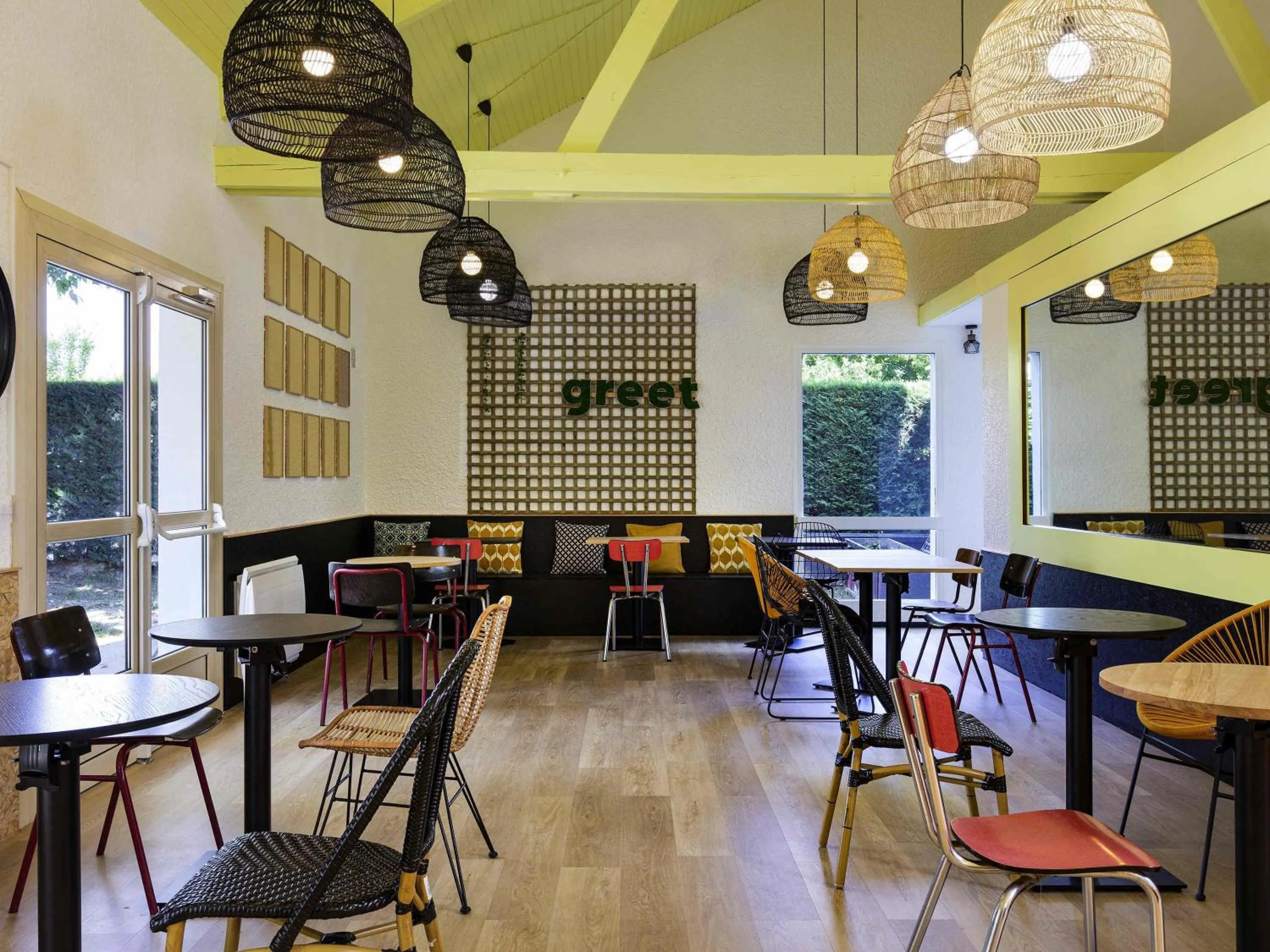 Property building in Greet Hôtel Villeneuve la Garenne - rénové