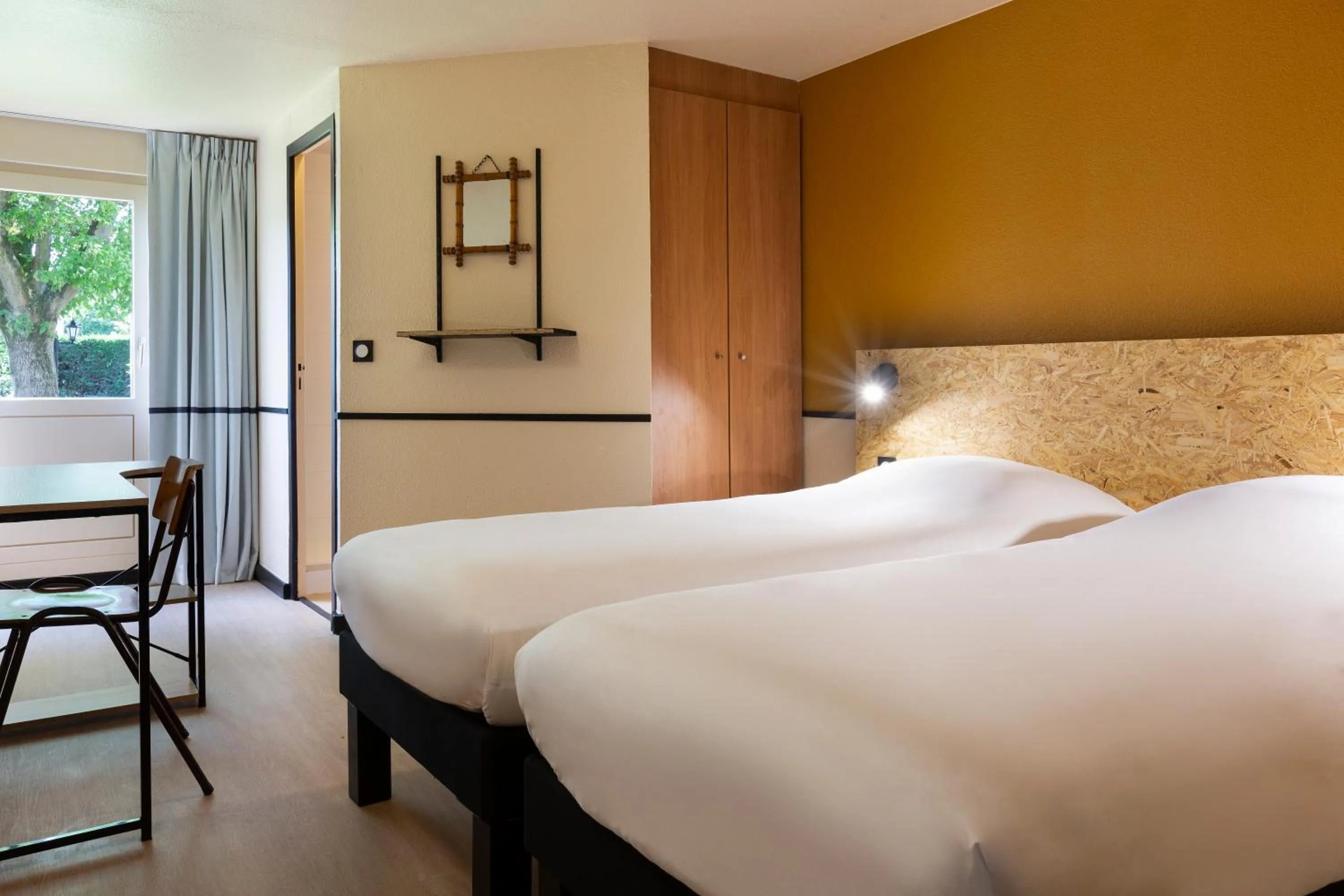 Bed in Greet Hôtel Villeneuve la Garenne - rénové