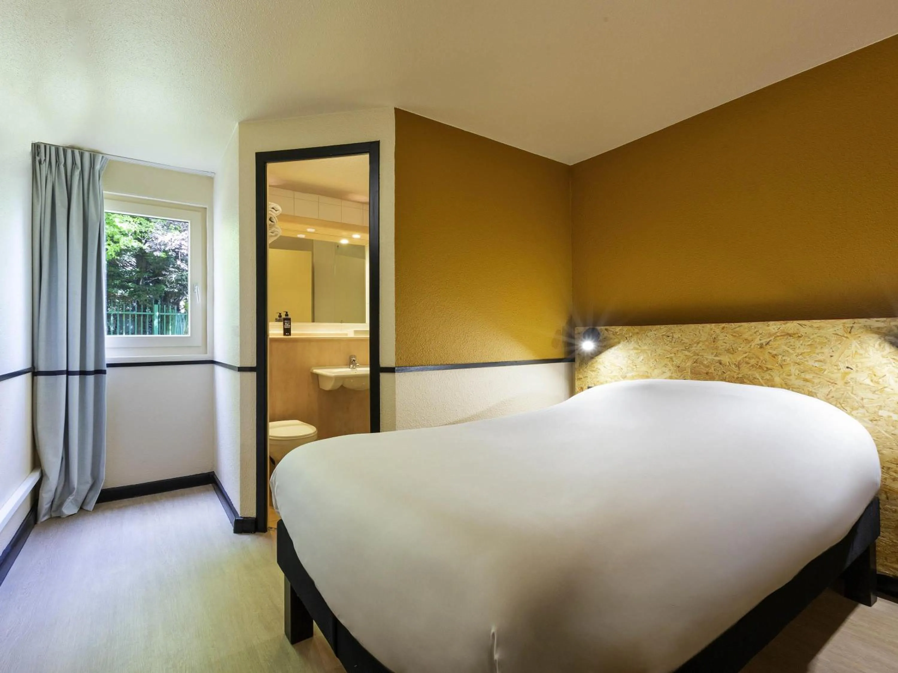 Property building, Bed in Greet Hôtel Villeneuve la Garenne - rénové