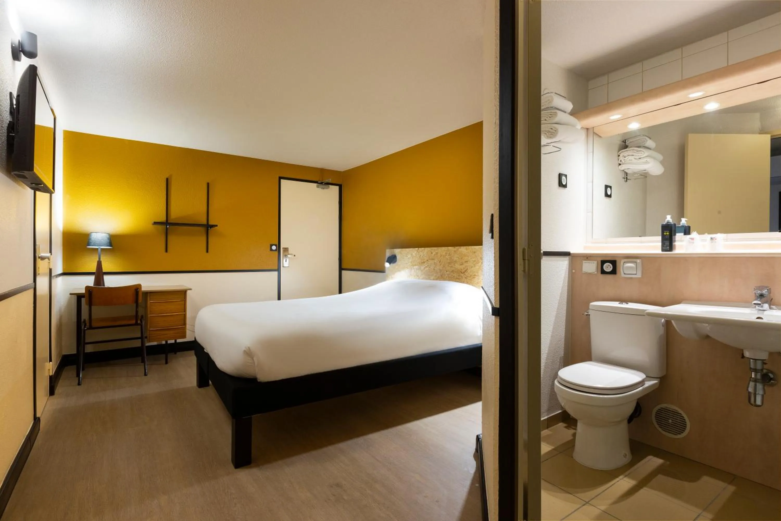 Bed in Greet Hôtel Villeneuve la Garenne - rénové