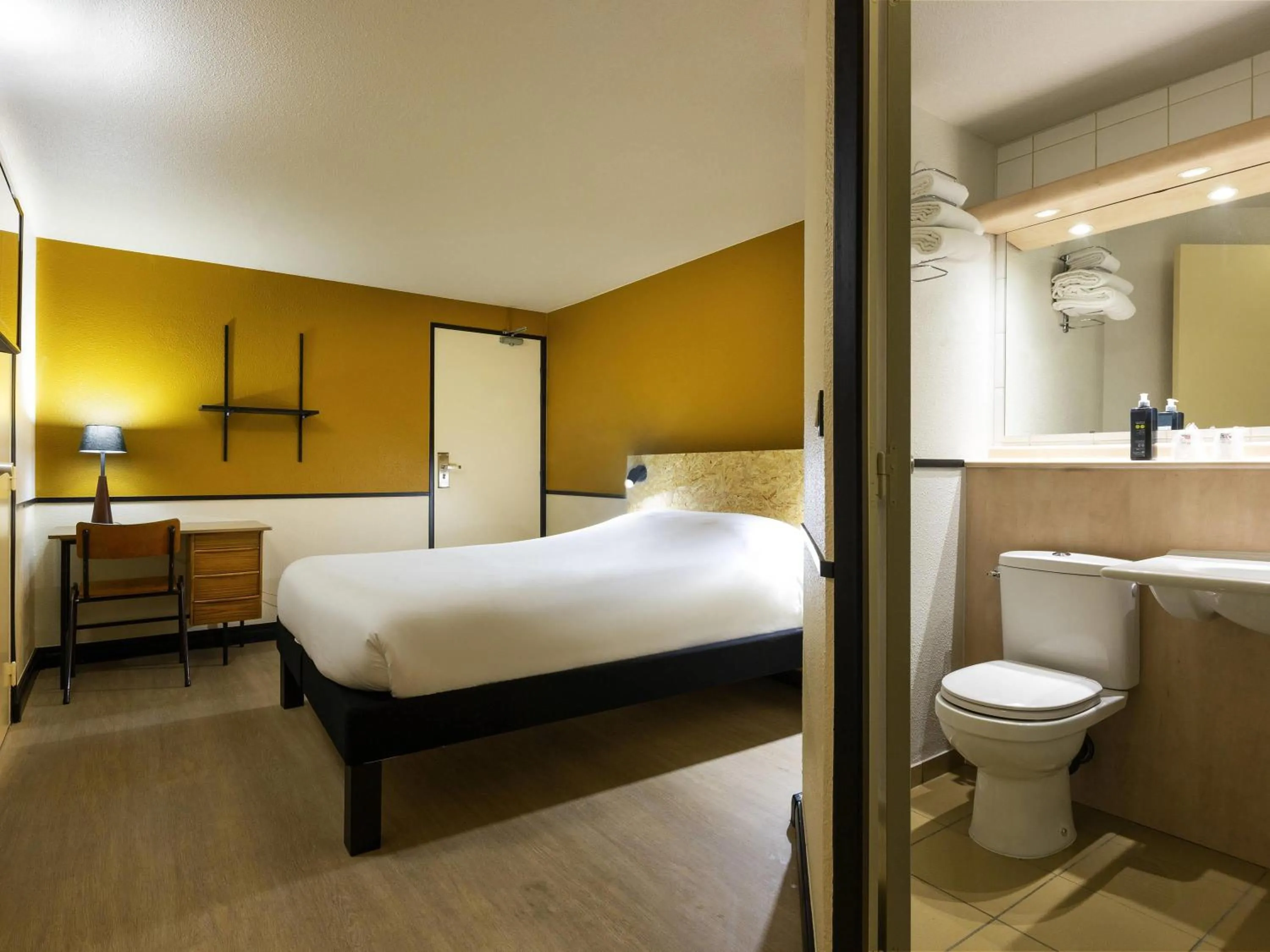 Bedroom, Bed in Greet Hôtel Villeneuve la Garenne - rénové