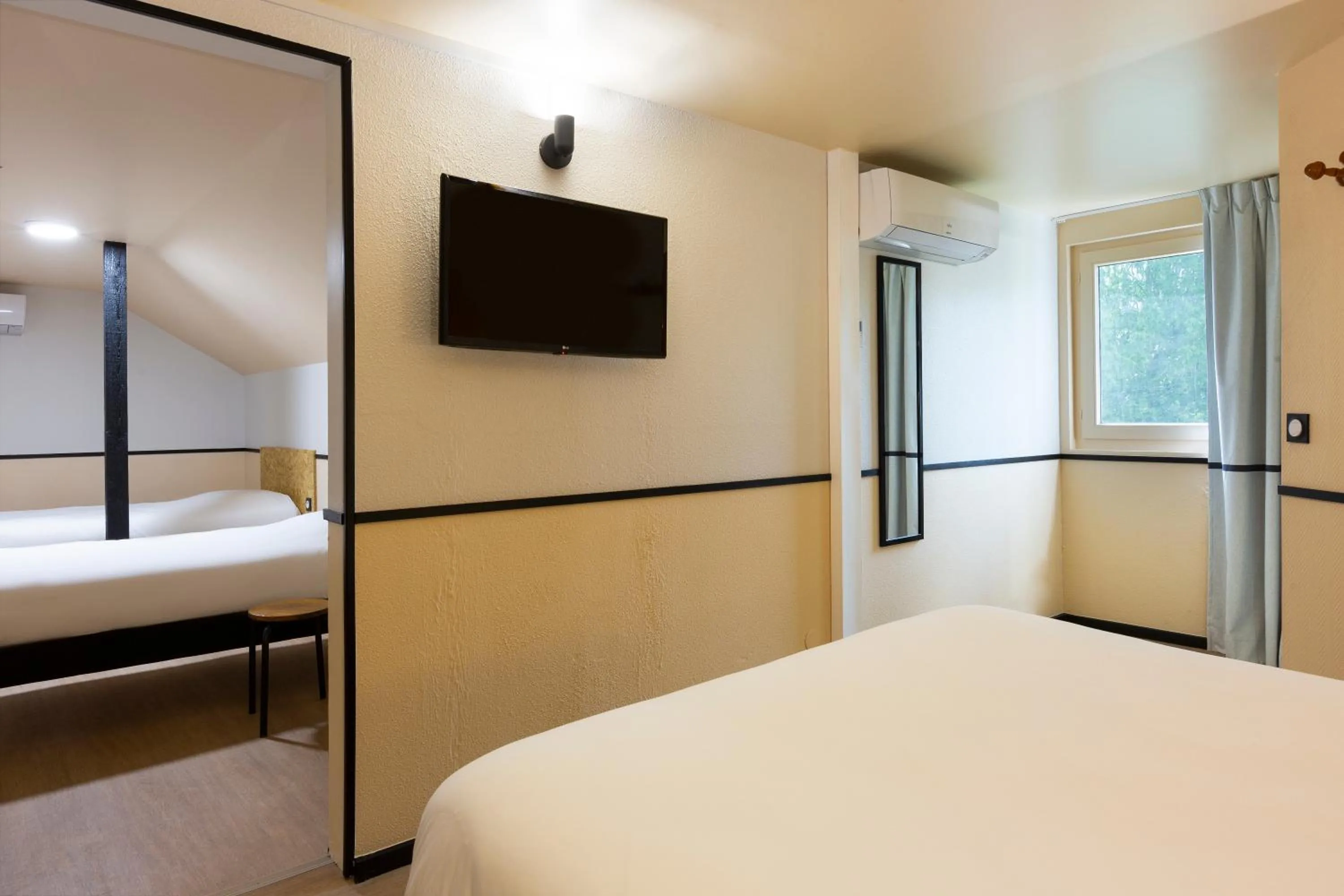 Bed in Greet Hôtel Villeneuve la Garenne - rénové