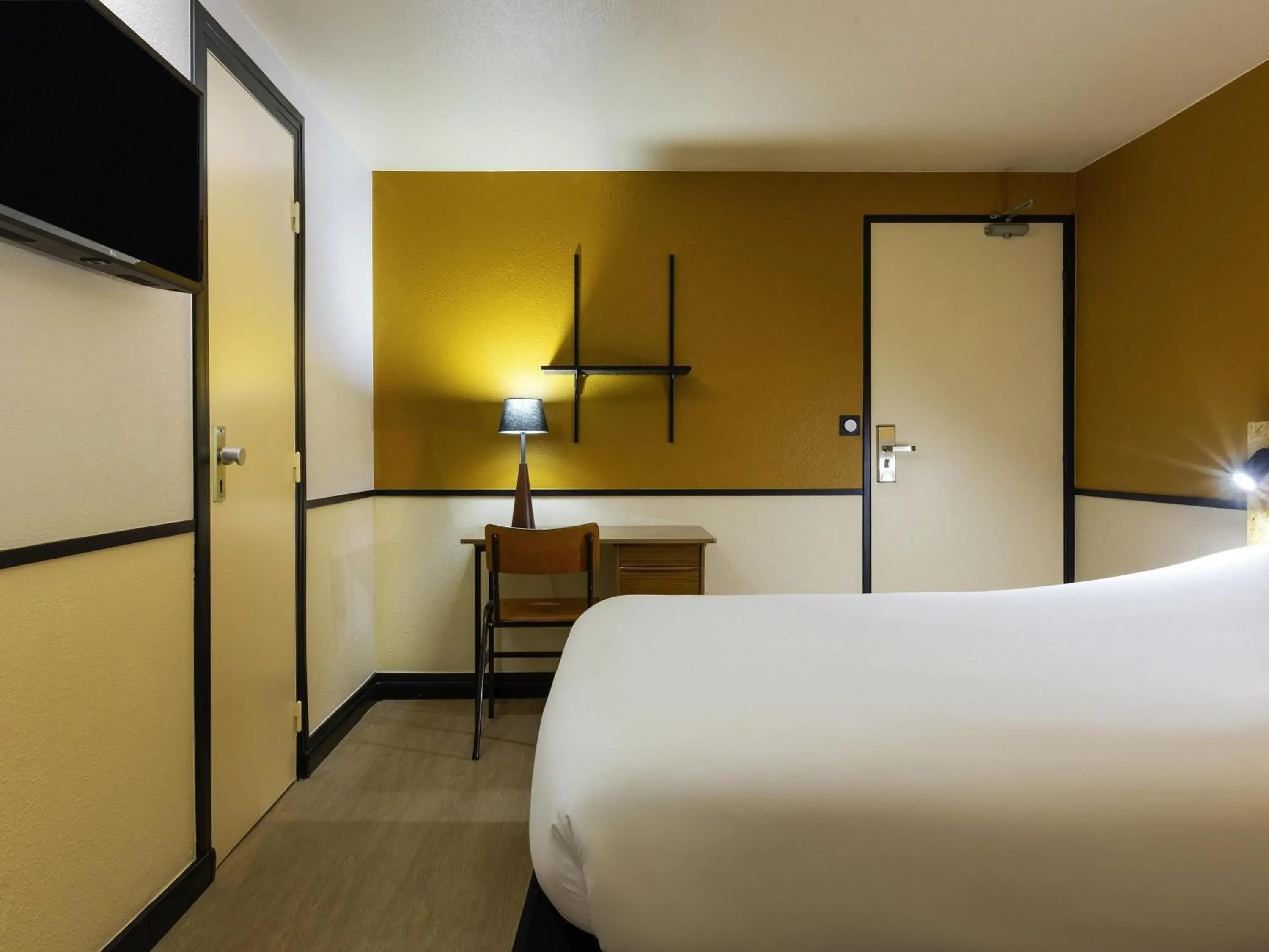 Bedroom, Bed in Greet Hôtel Villeneuve la Garenne - rénové Bedroom, Bed in Greet Hôtel Villeneuve la Garenne - rénové