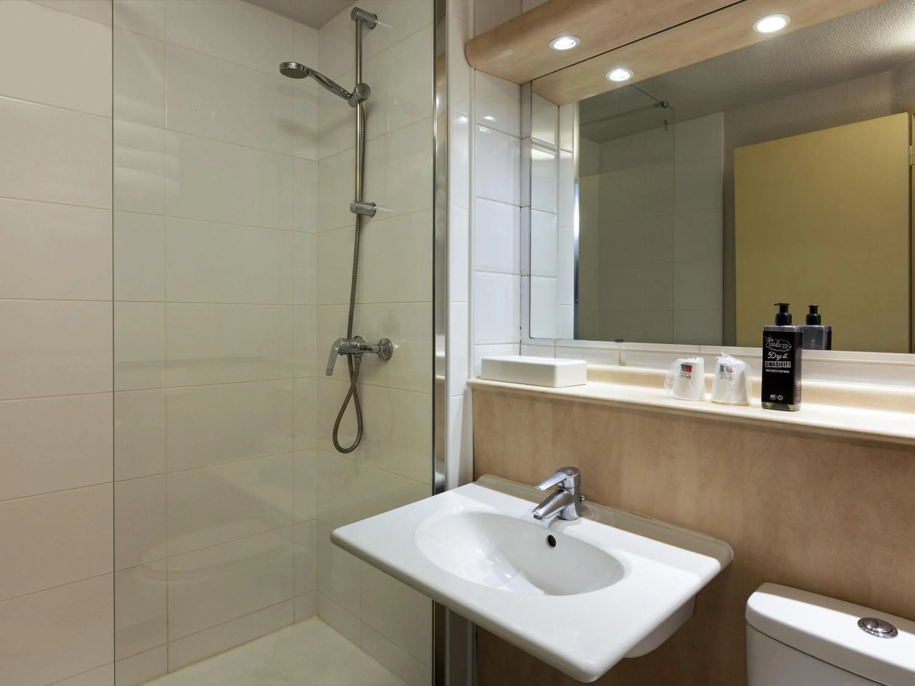 Bedroom in Greet Hôtel Villeneuve la Garenne - rénové