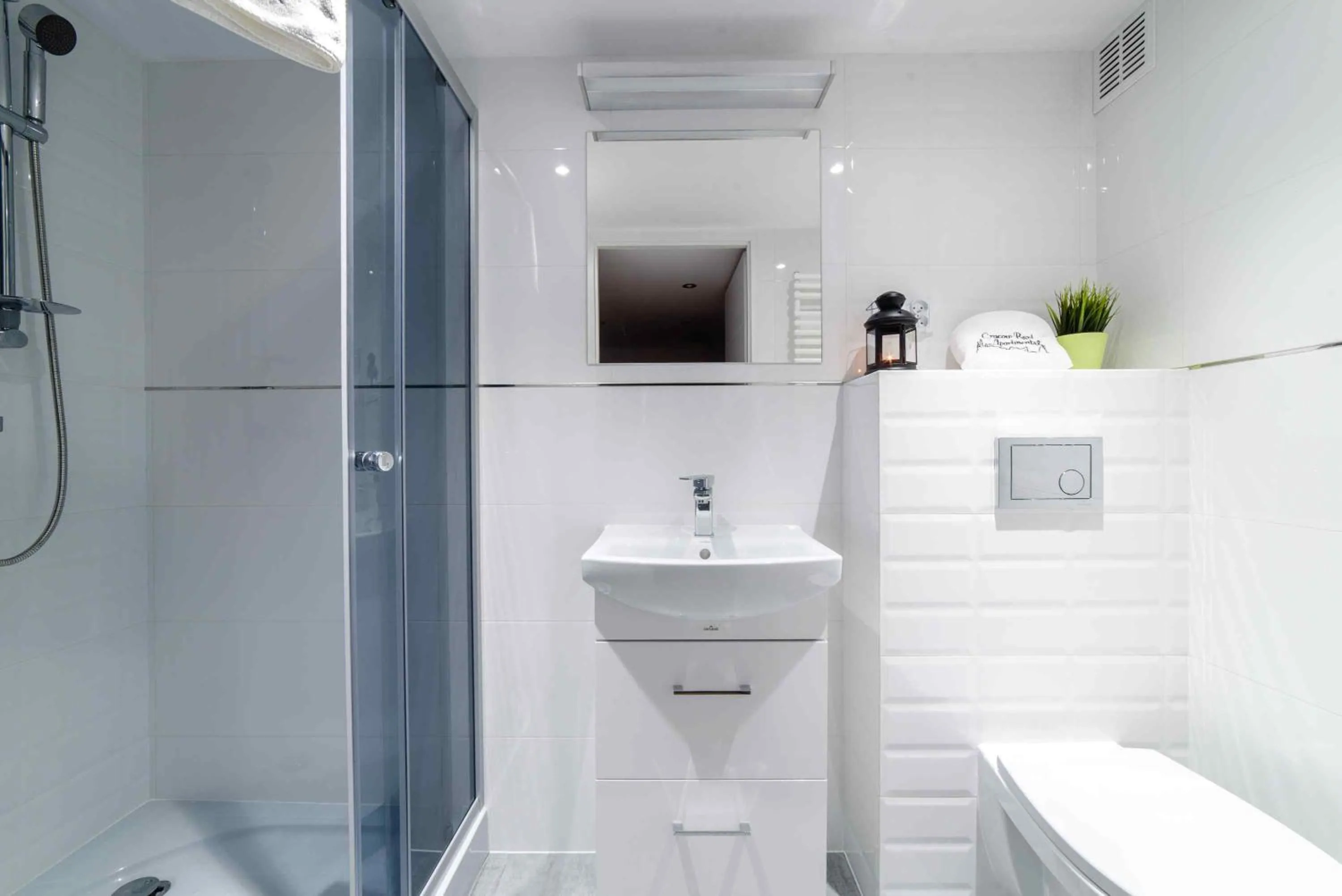 Toilet in 2 Nights Apartments - great location, right next to Main Rail and Bus Station, 10 min to Main Square by foot