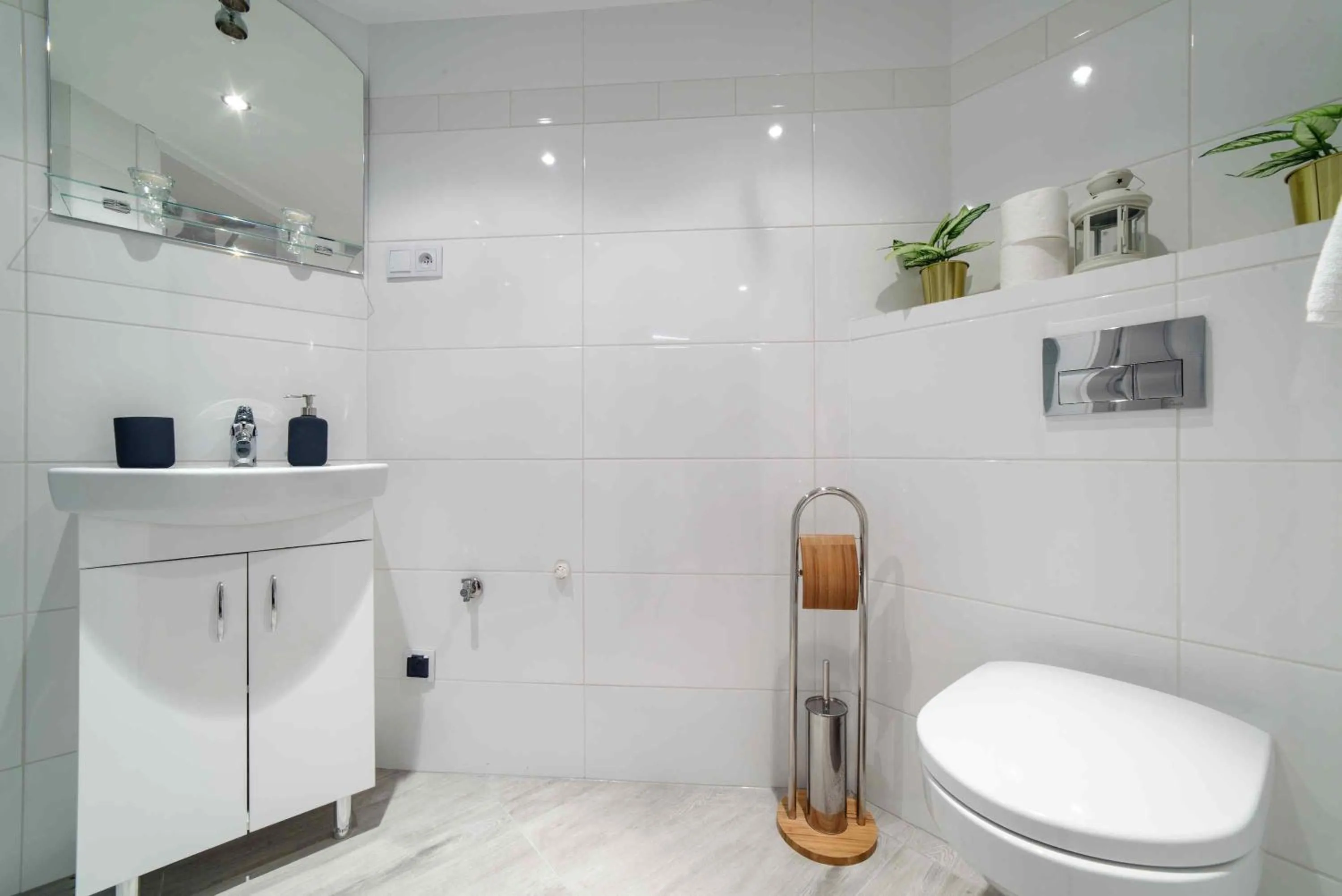 Bathroom in 2 Nights Apartments - great location, right next to Main Rail and Bus Station, 10 min to Main Square by foot