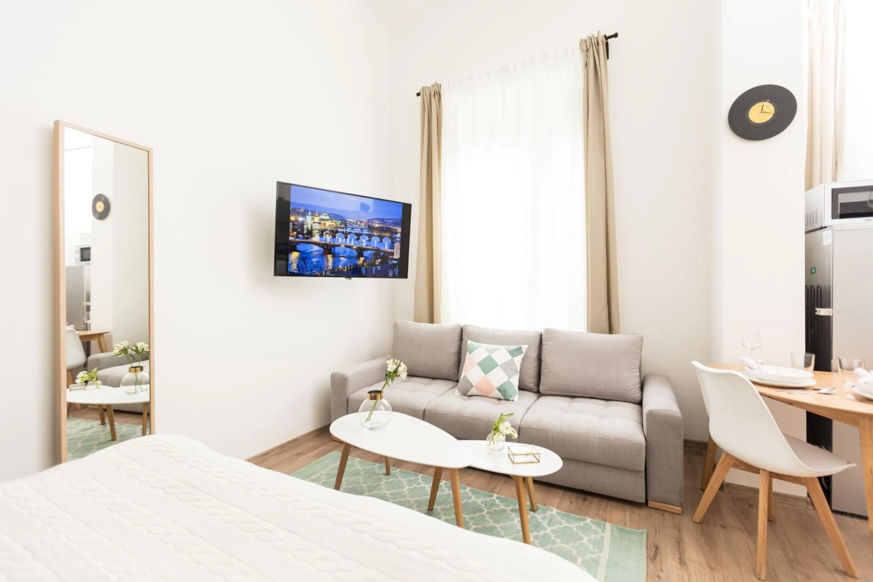 Seating area, Bed in Chill apartments