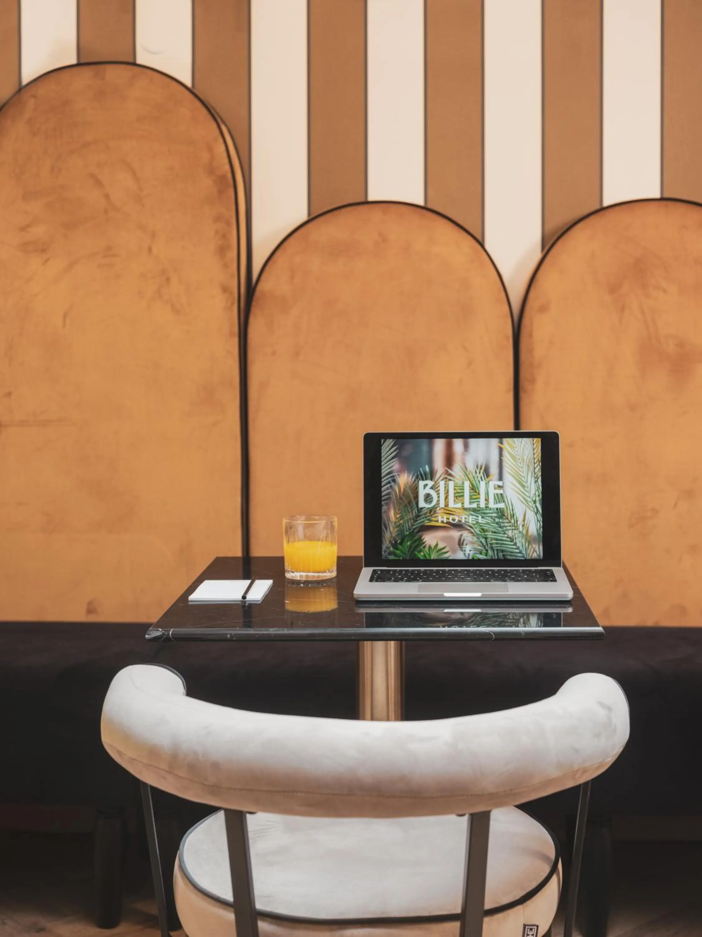 Seating area in Billie Hôtel
