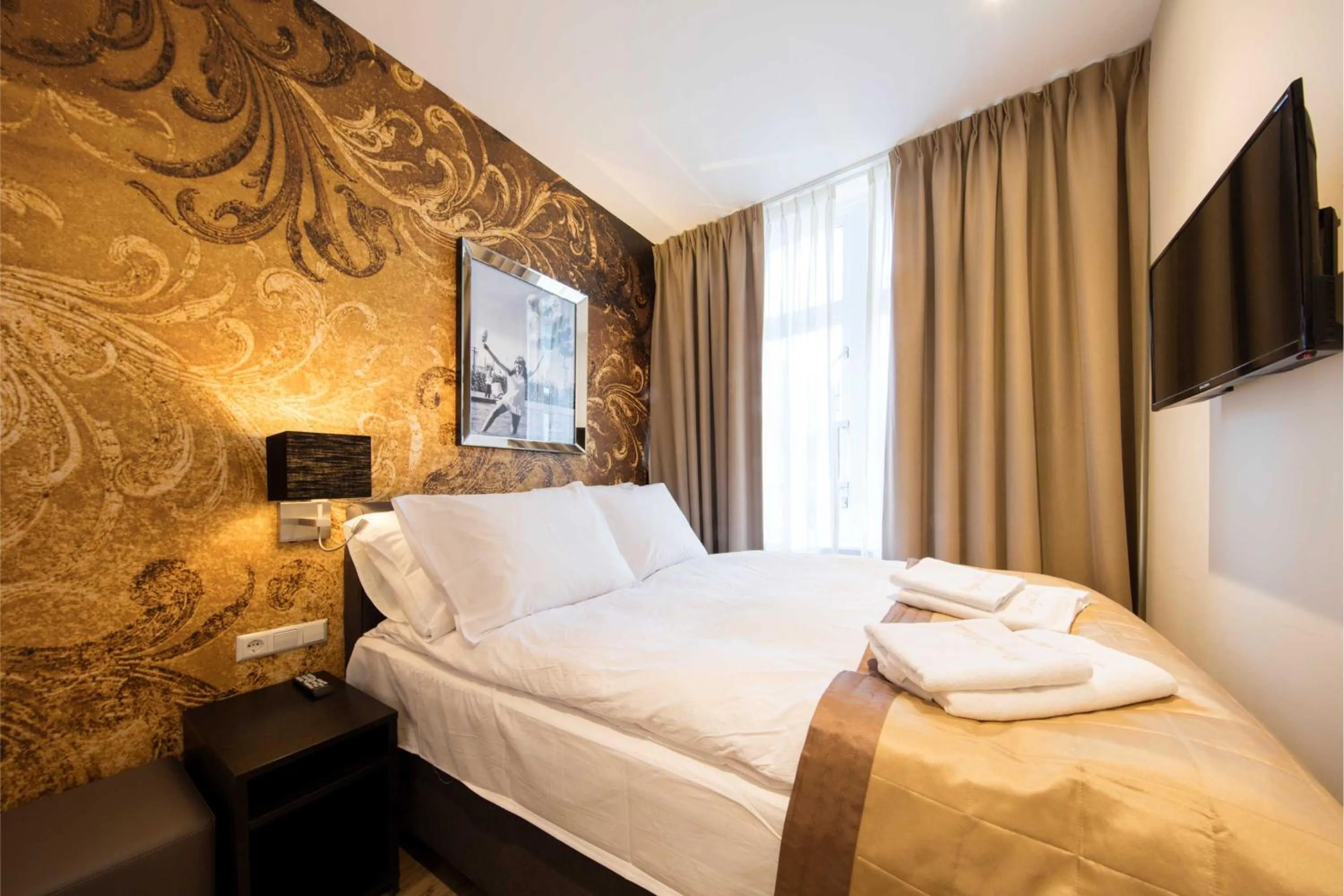 View (from property/room), Bed in Royal Plaza Hotel Amsterdam