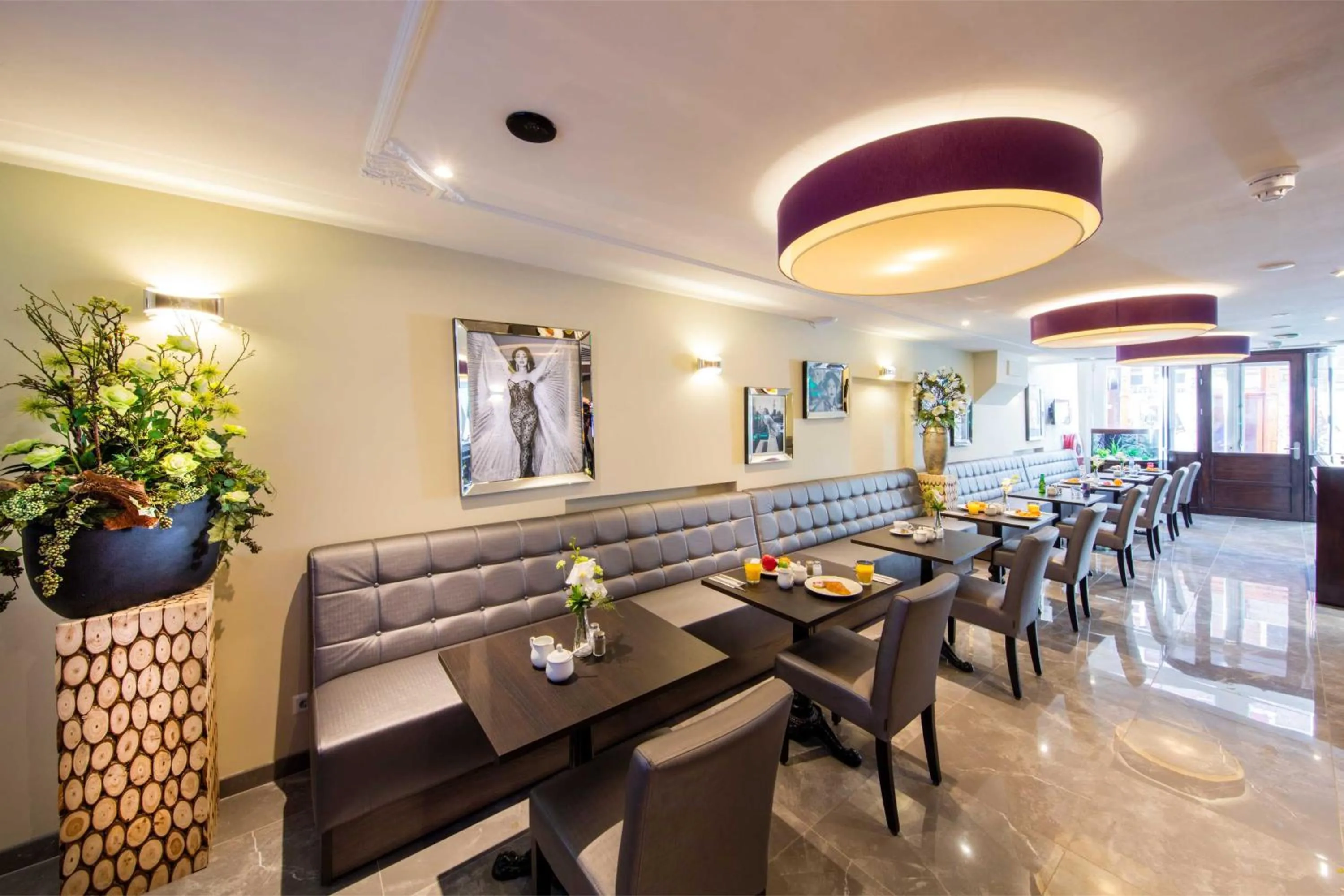 Communal lounge/ TV room in Royal Plaza Hotel Amsterdam