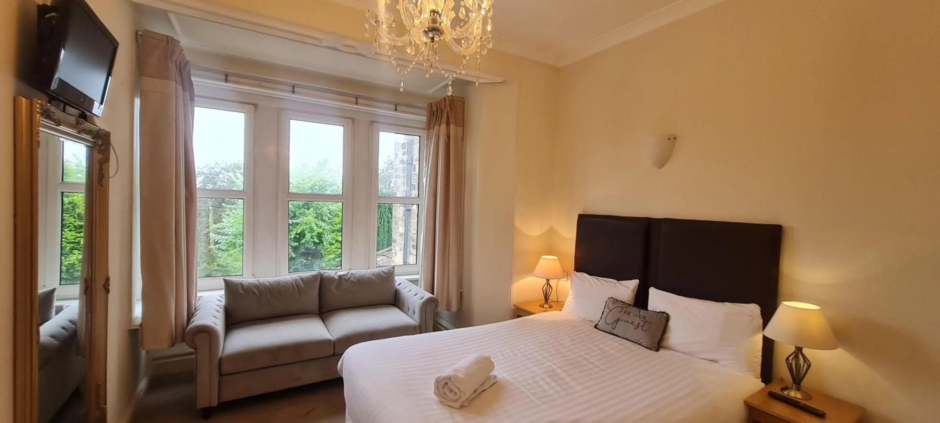 Bed in Heath Cottage Hotel