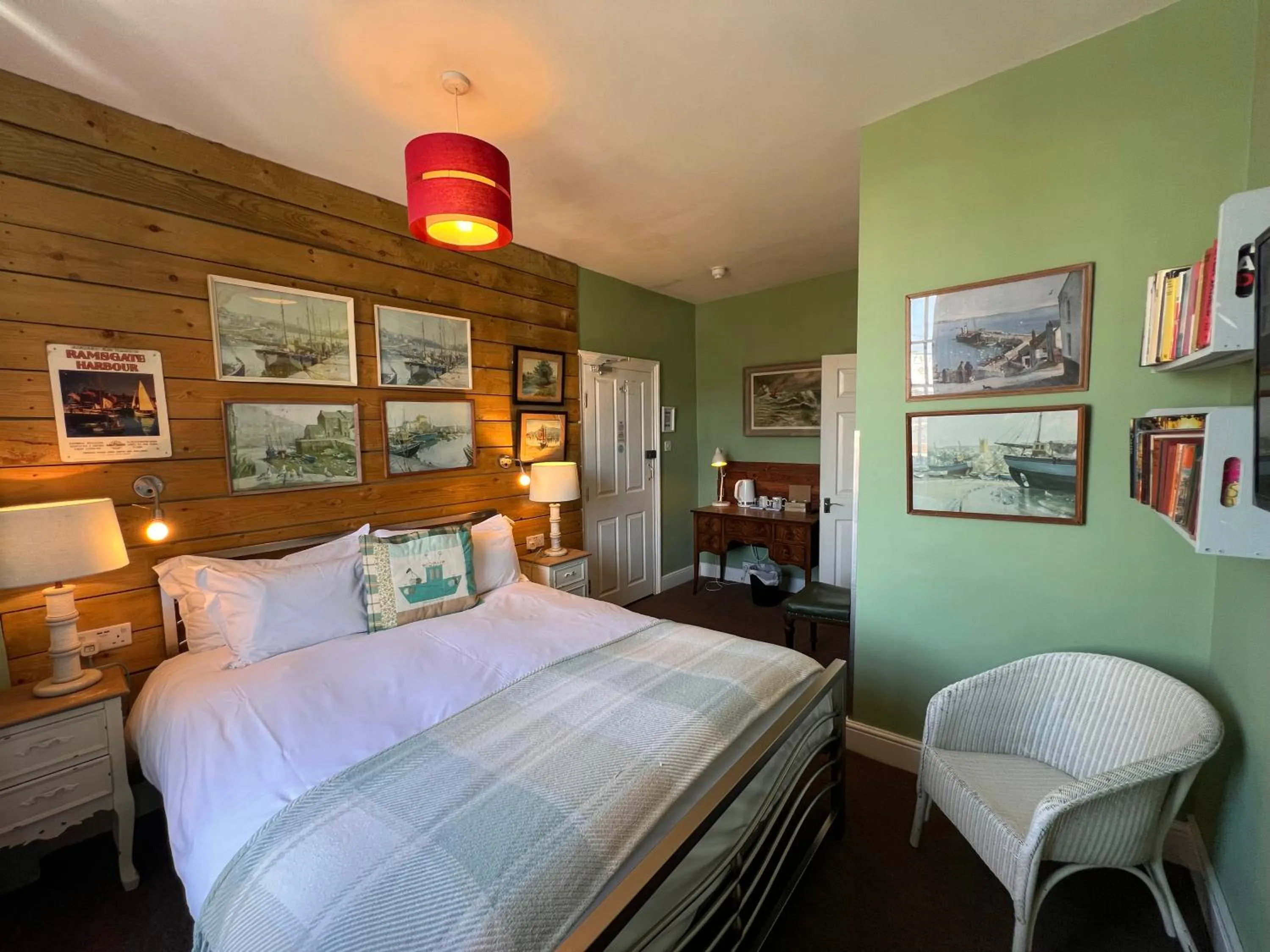 Photo of the whole room, Bed in The Royal Harbour Hotel