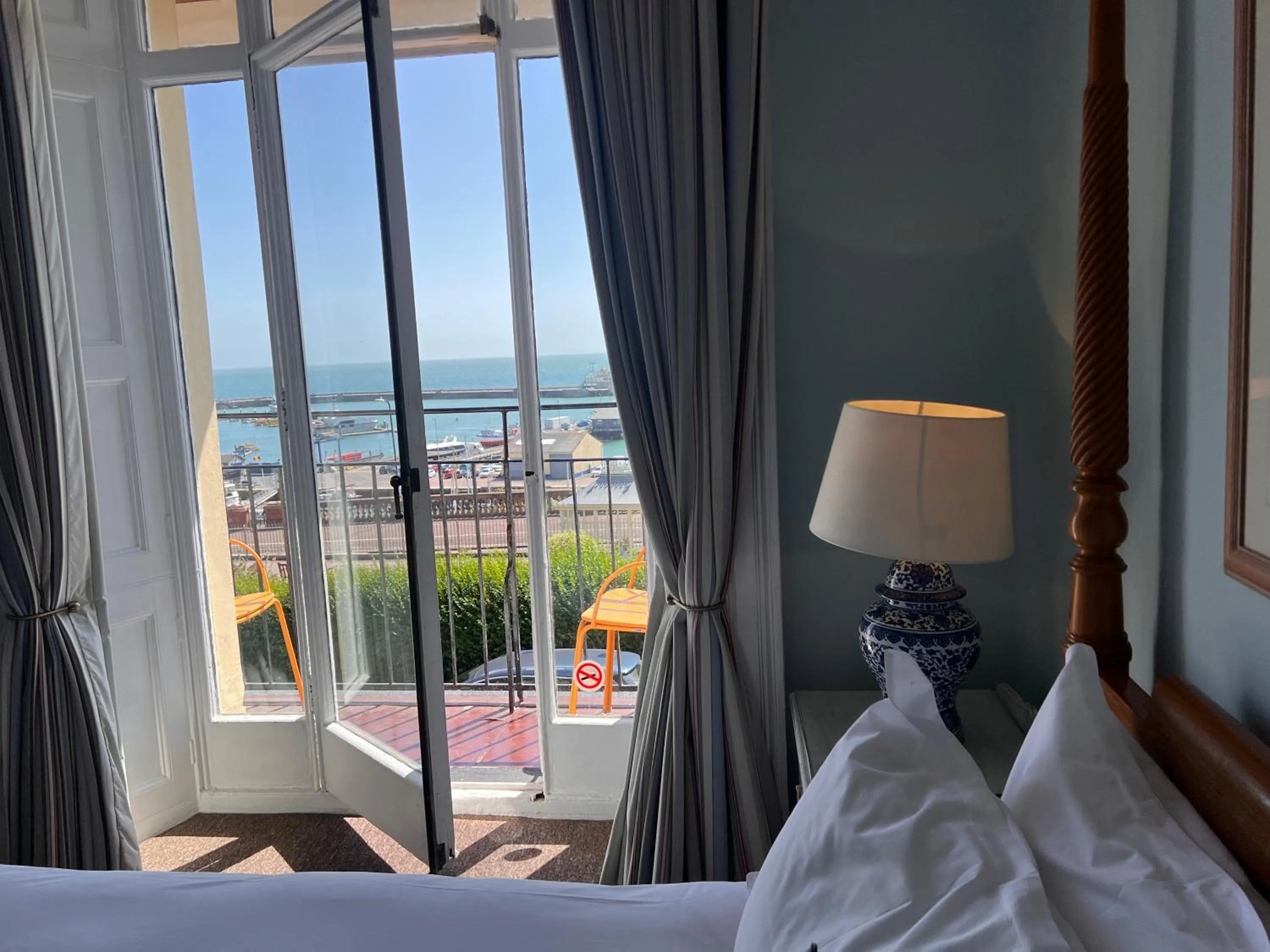 Balcony/Terrace, Bed in The Royal Harbour Hotel