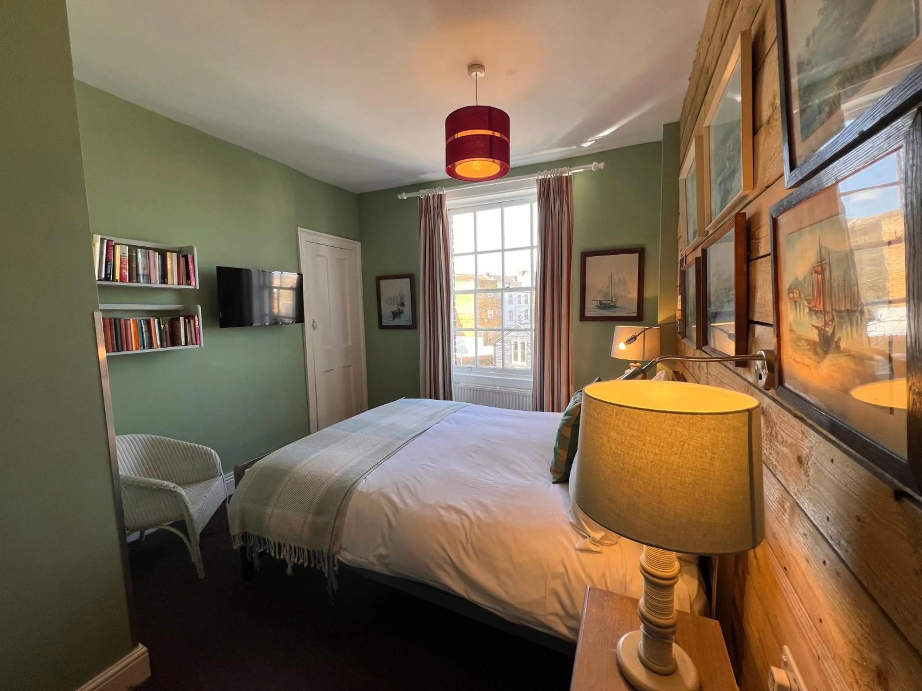 Photo of the whole room, Bed in The Royal Harbour Hotel