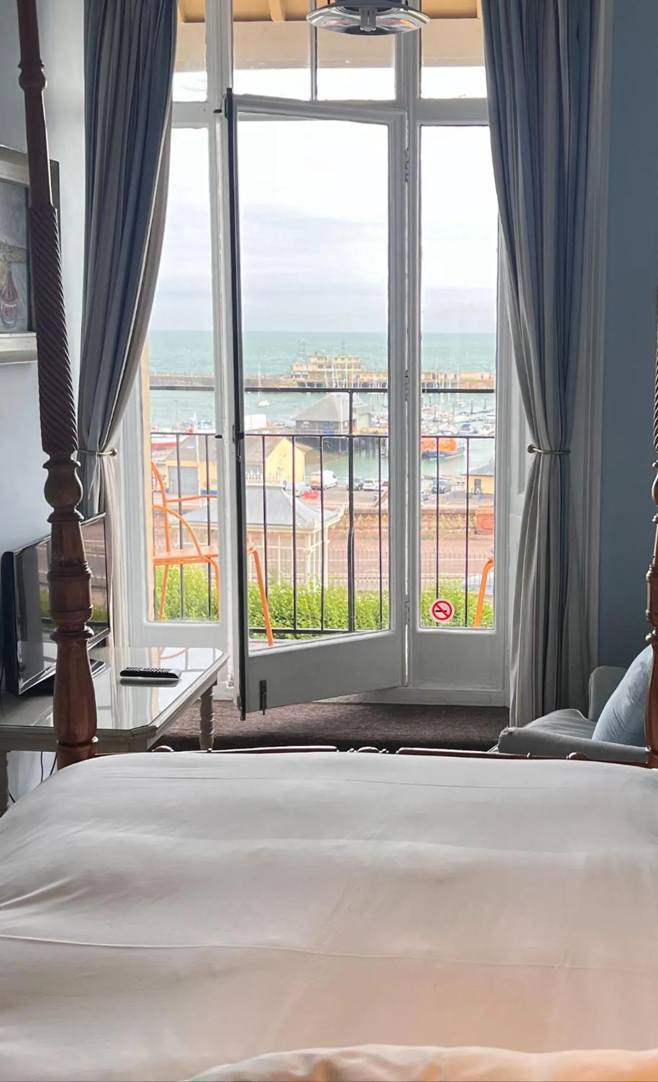 Balcony/Terrace, Bed in The Royal Harbour Hotel