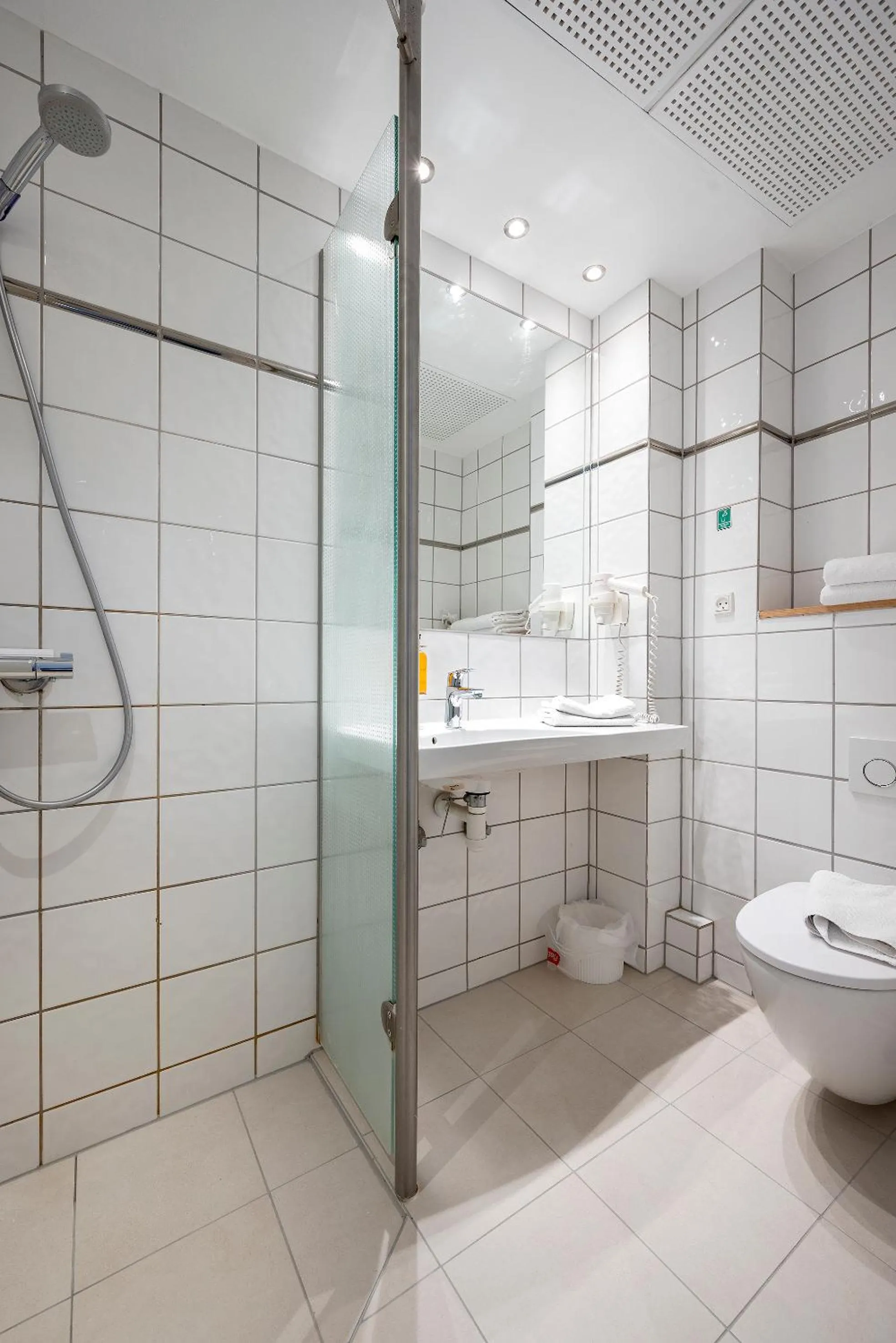 Shower in Go Hotel Ansgar