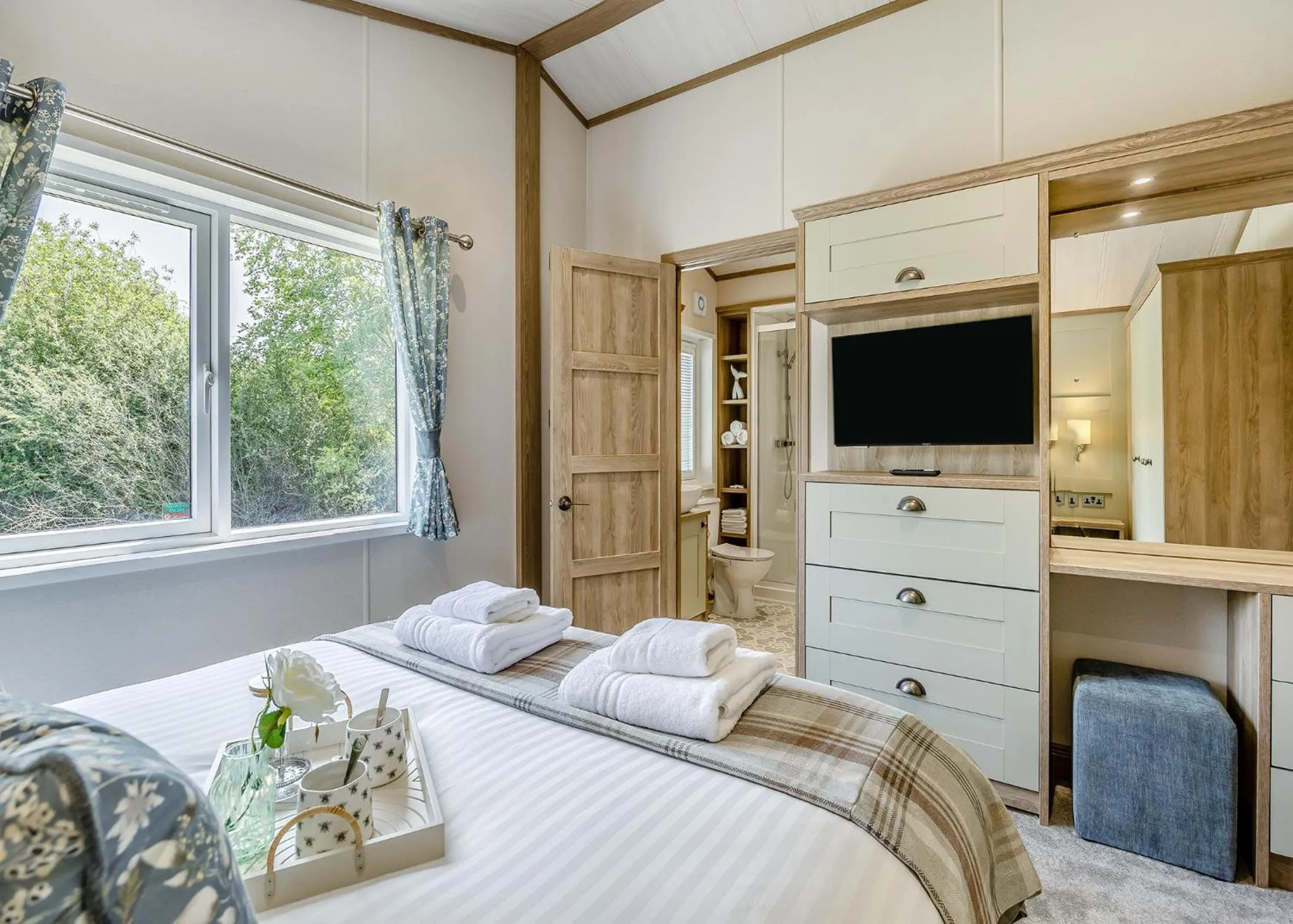 Property building, Bed in Woodhall Country Park Lodges
