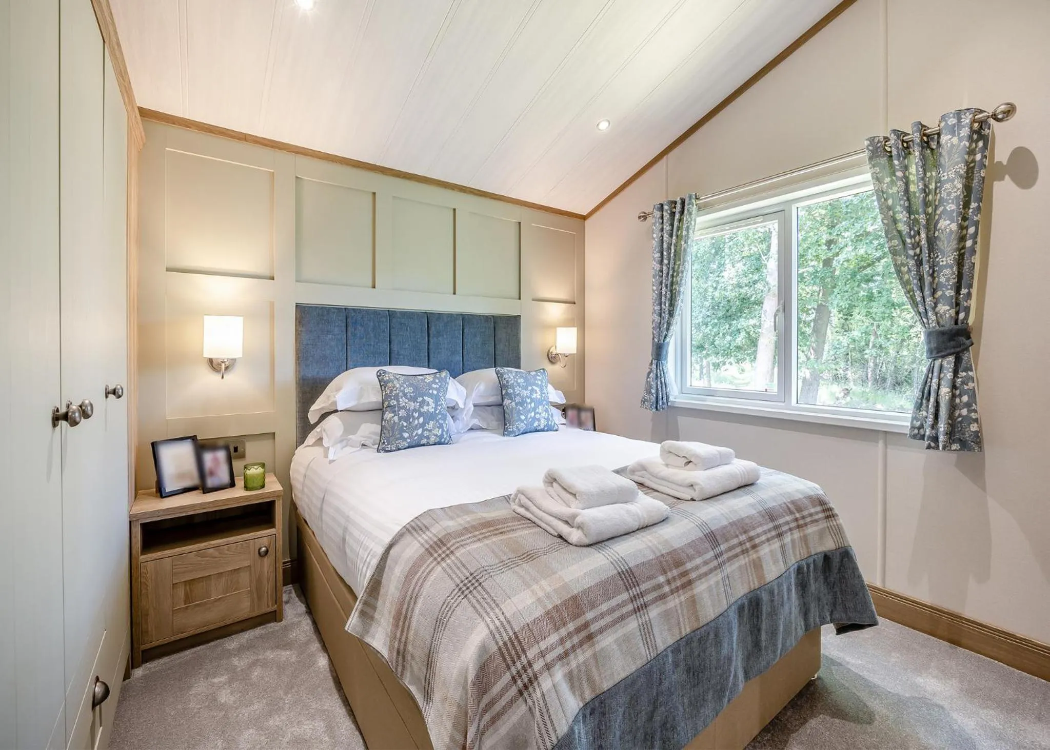 Property building, Bed in Woodhall Country Park Lodges