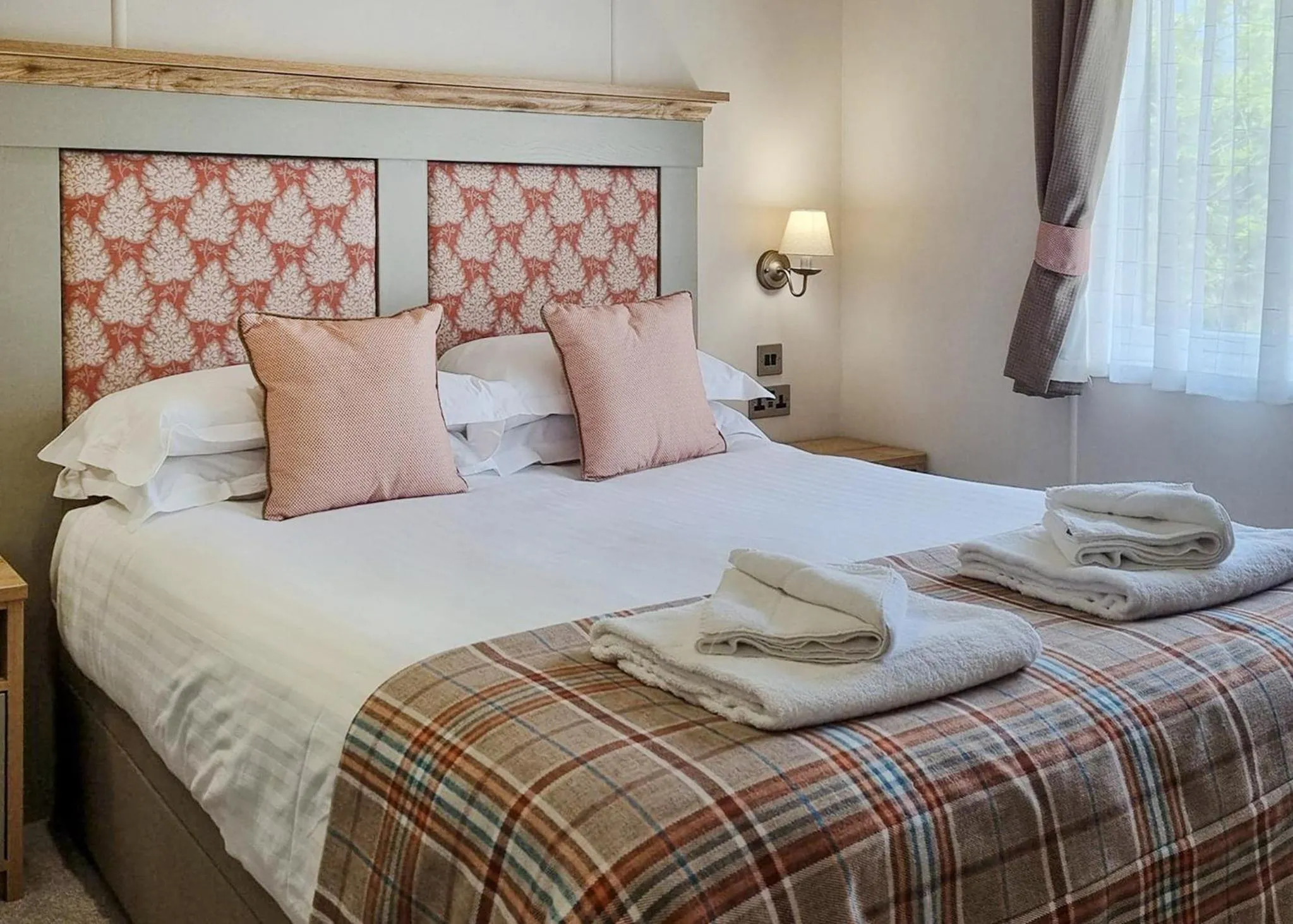 Property building, Bed in Woodhall Country Park Lodges