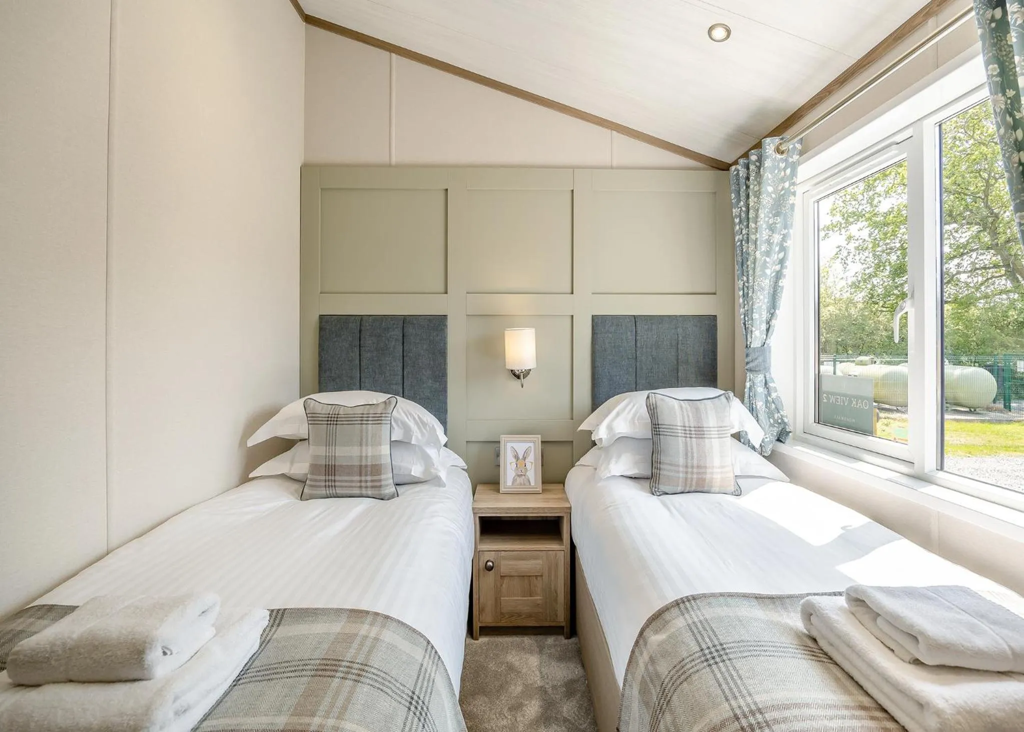 Property building, Bed in Woodhall Country Park Lodges