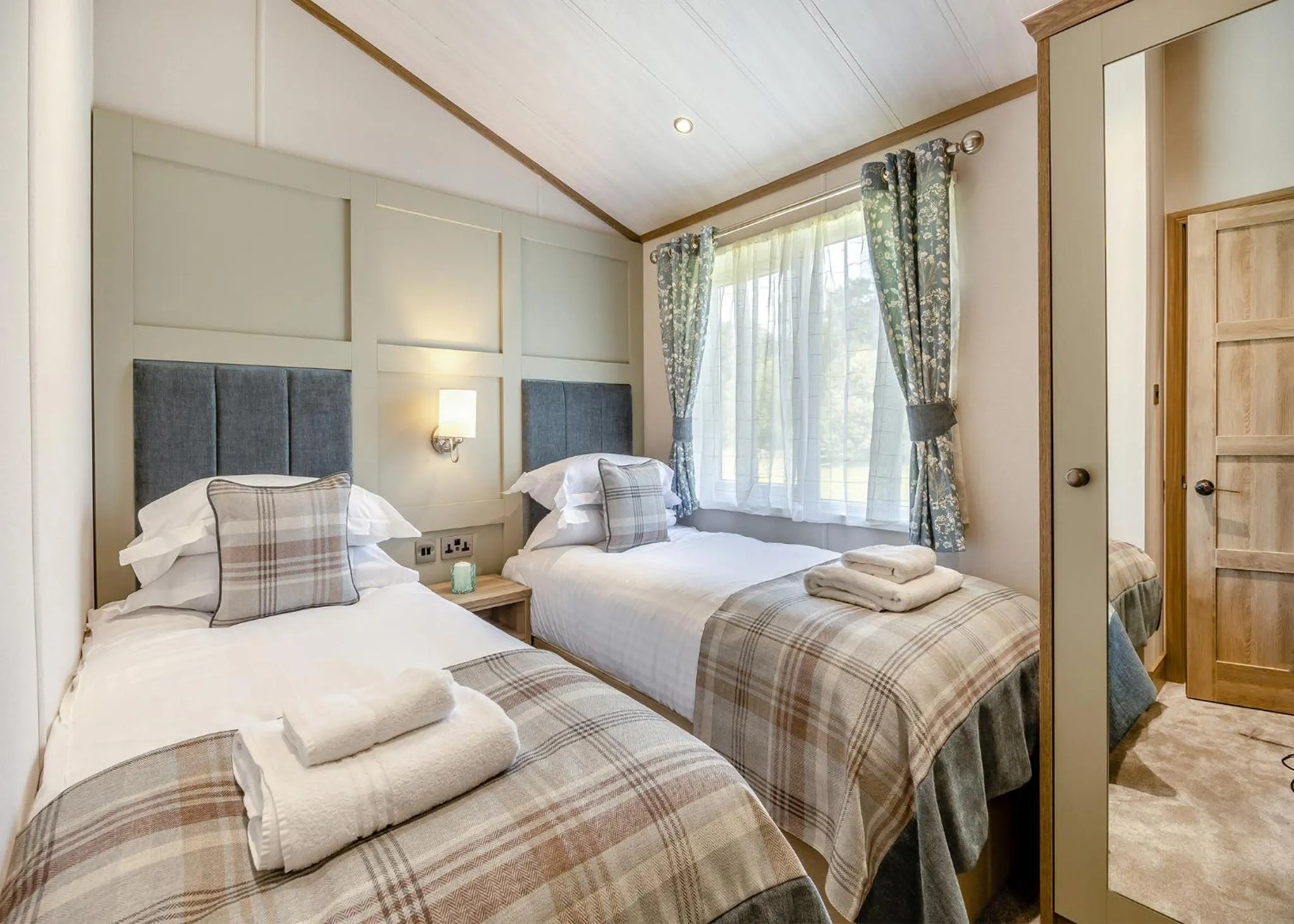 Property building, Bed in Woodhall Country Park Lodges