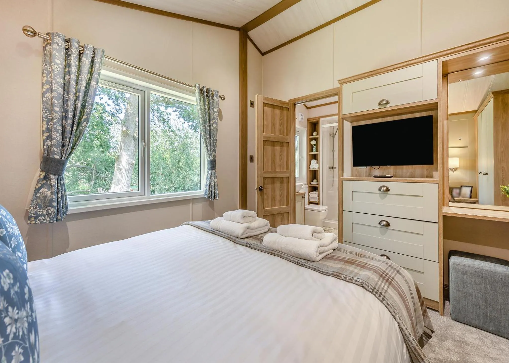 Property building, Bed in Woodhall Country Park Lodges