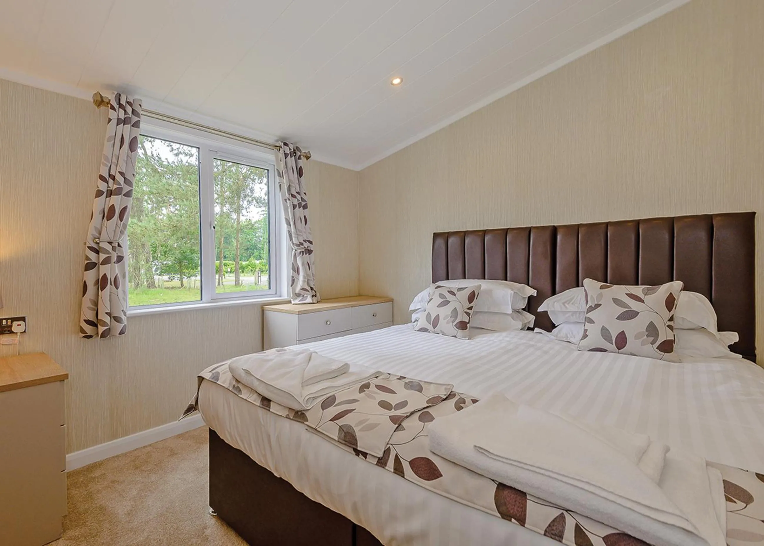 Property building, Bed in Woodhall Country Park Lodges