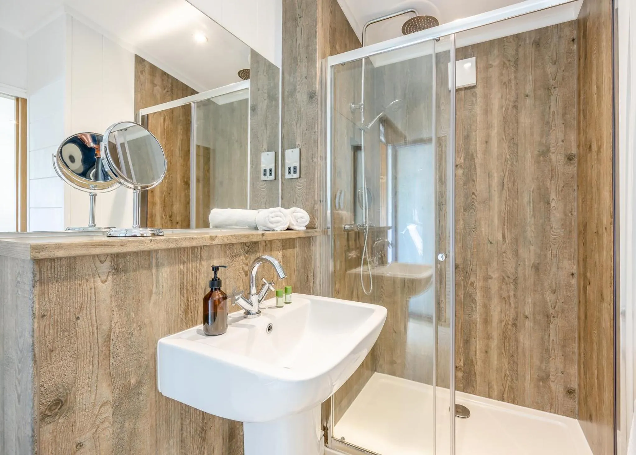 Property building in Woodhall Country Park Lodges