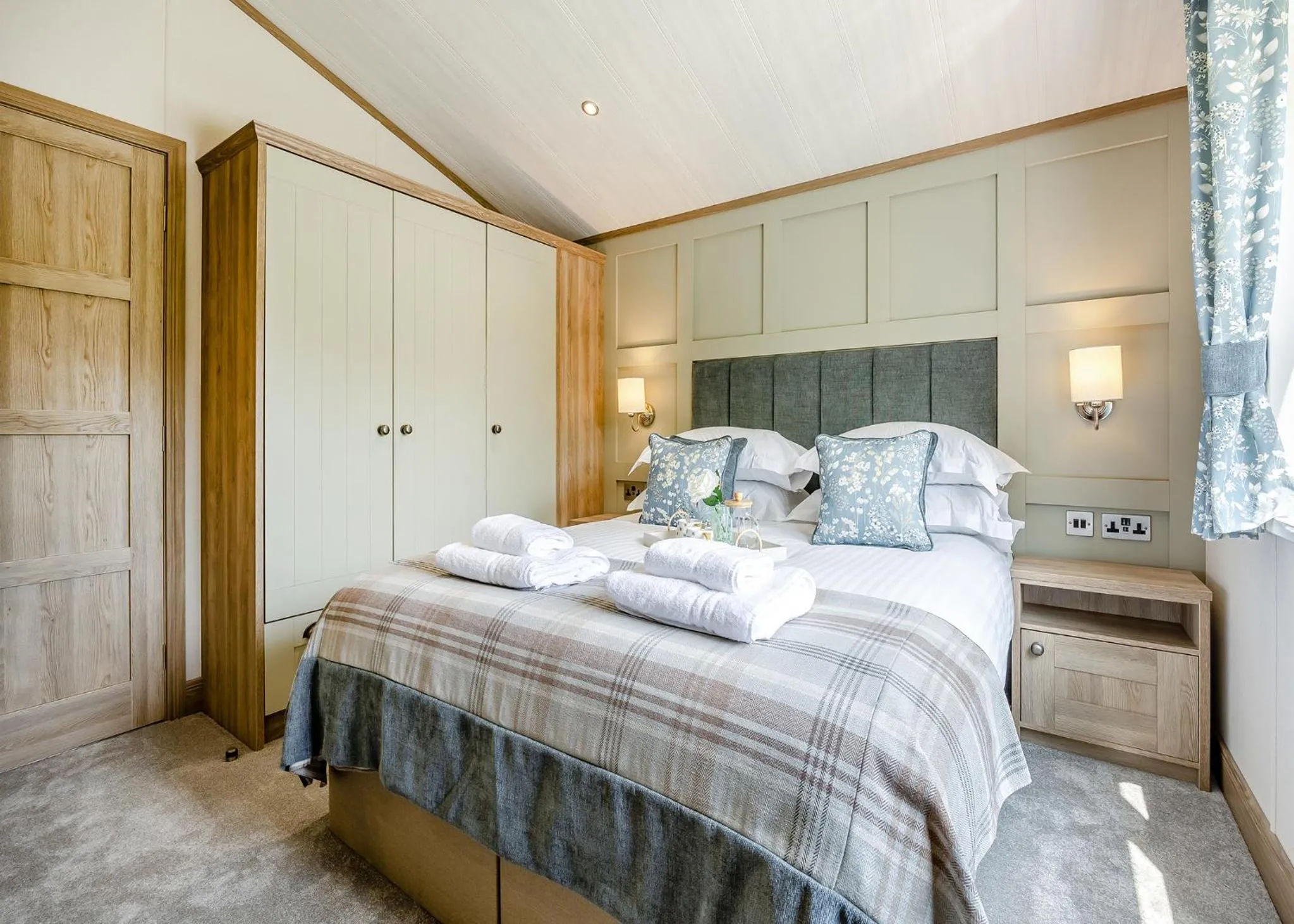 Property building, Bed in Woodhall Country Park Lodges